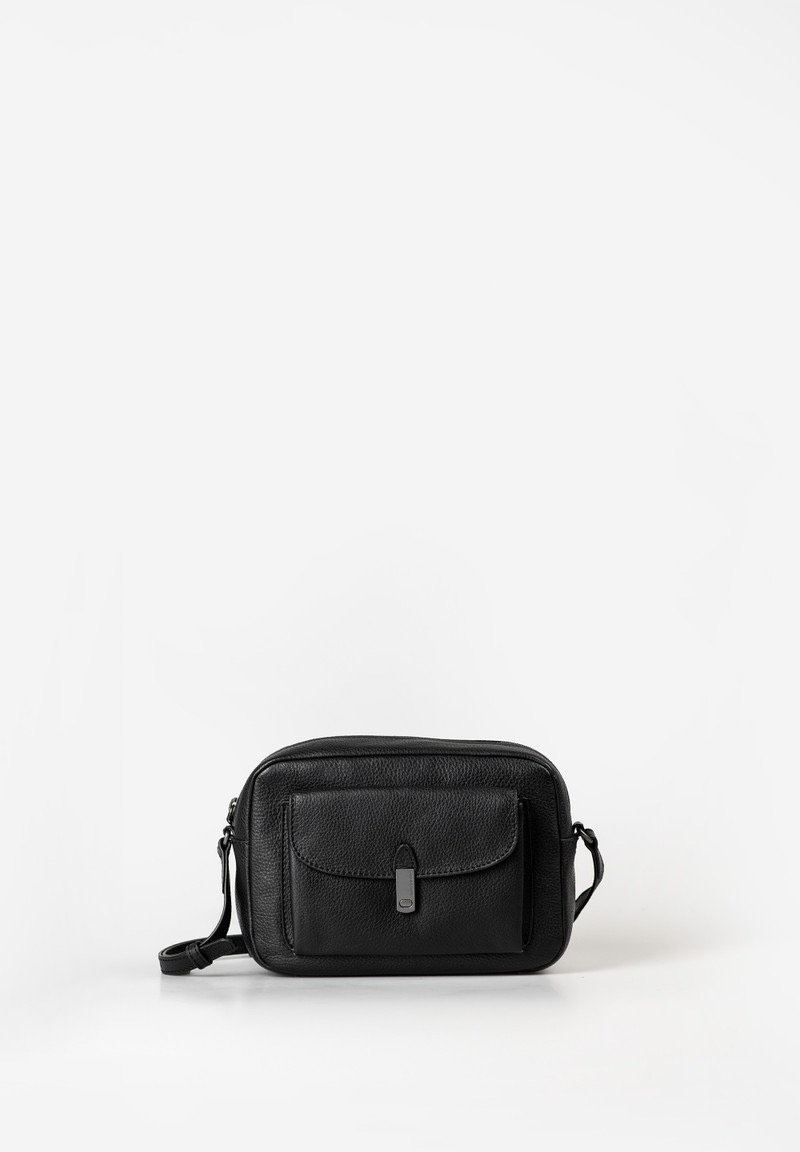 aunts & uncles &ndash; POSH Camera Bag (green tea)
Posh van aunts & uncles combineert tijdloos design met een perfect georganiseerde indeling. De klassieke rechthoekige vorm en de verfijnde slanke sluiting aan de voorkant geven deze camera bag een moeiteloze elegantie.
Het hoofdvak met ritssluiting biedt voldoende ruimte voor je essentials, terwijl de voorzak met magneetsluiting snel toegang geeft tot belangrijke spullen. Het extra ritsvak aan de achterkant, beveiligd met een rits, is ideaal voor kleine items die veilig opgeborgen moeten worden. Binnenin beschikt de tas over meerdere steekvakken, een uitneembaar etui en een sleutelhouder. De verstelbare schouderriem met schouderpolster zorgt voor extra draagcomfort.
Details
Hoofdvak met ritssluiting
Ritsvak aan de achterkant met extra beveiliging
Voorzak met magneetsluiting
Binnenvak met ritssluiting
Kaartenvak met twee sleuven
Sleutelhouder
Uitneembaar extra tasje met ritssluiting
Verstelbare schouderriem met schouderpolster
Lichtgekleurde voering
Stofzak voor veilige opberging
Eigenschappen
Kleur: green tea
Gewicht: 0,43 kg
Afmetingen: ca. 21 &times; 8,5 &times; 15 cm
Collectie: Philocalists