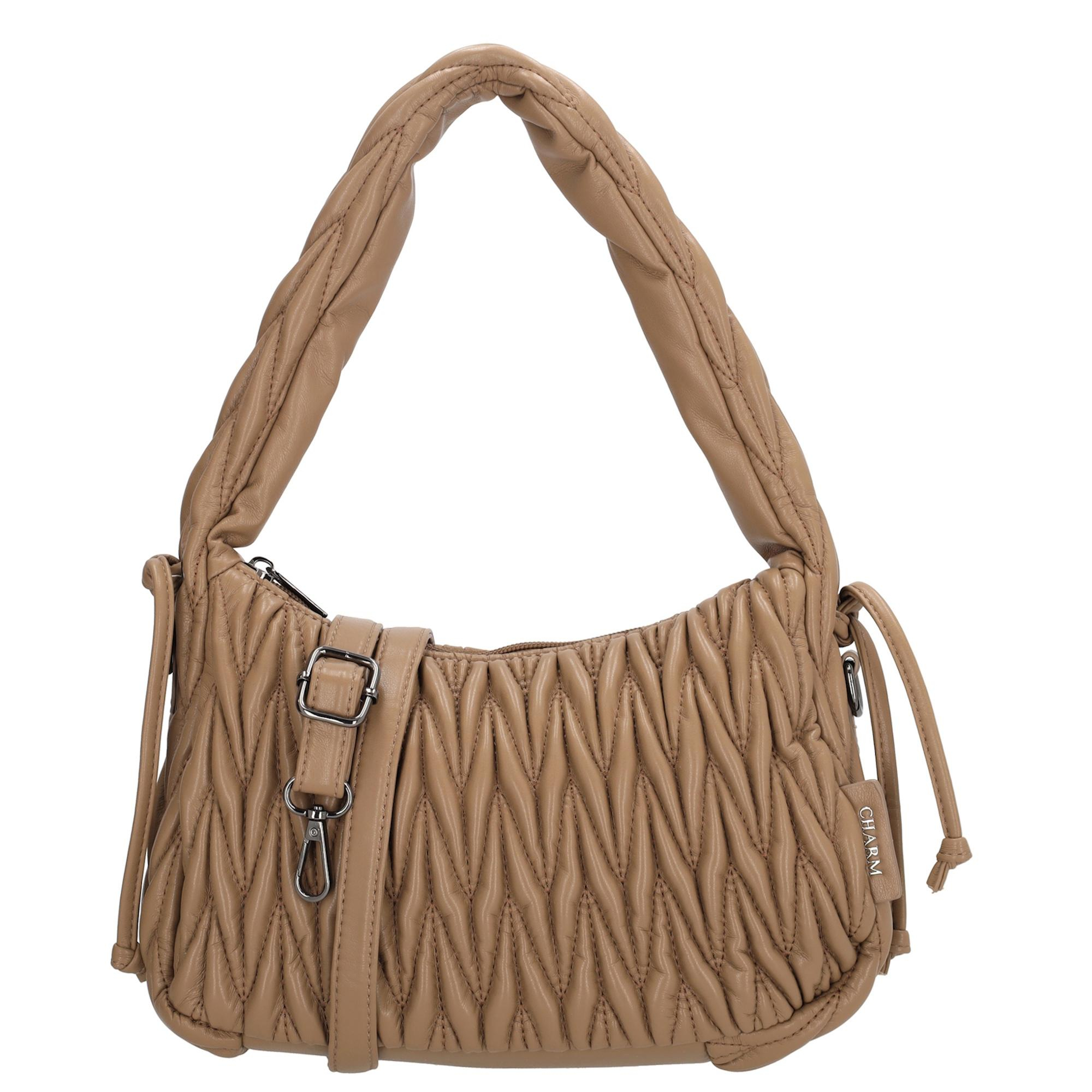 De Charm London West End Schoudertas is een stijlvolle en veelzijdige tas met een elegante uitstraling. Deze tas combineert mode en functionaliteit en is ideaal voor dagelijks gebruik of een dagje uit.

Binnenin vind je een ritsvak en een apart vakje voor je telefoon, zodat je je spullen netjes kunt opbergen. Het handvat kun je met de touwtjes aantrekken, waardoor het korter wordt en de tas een speels en modieus effect krijgt. Daarnaast wordt de tas geleverd met een lange, verstelbare en afneembare schouderband, zodat je hem ook comfortabel crossbody kunt dragen.


Kenmerken:
&bull; Schoudertas met ritssluiting
&bull; Binnenvak met rits en apart telefoonvak
&bull; Handvat met touwtjes om de lengte aan te passen
&bull; Lange verstelbare en afneembare schouderband