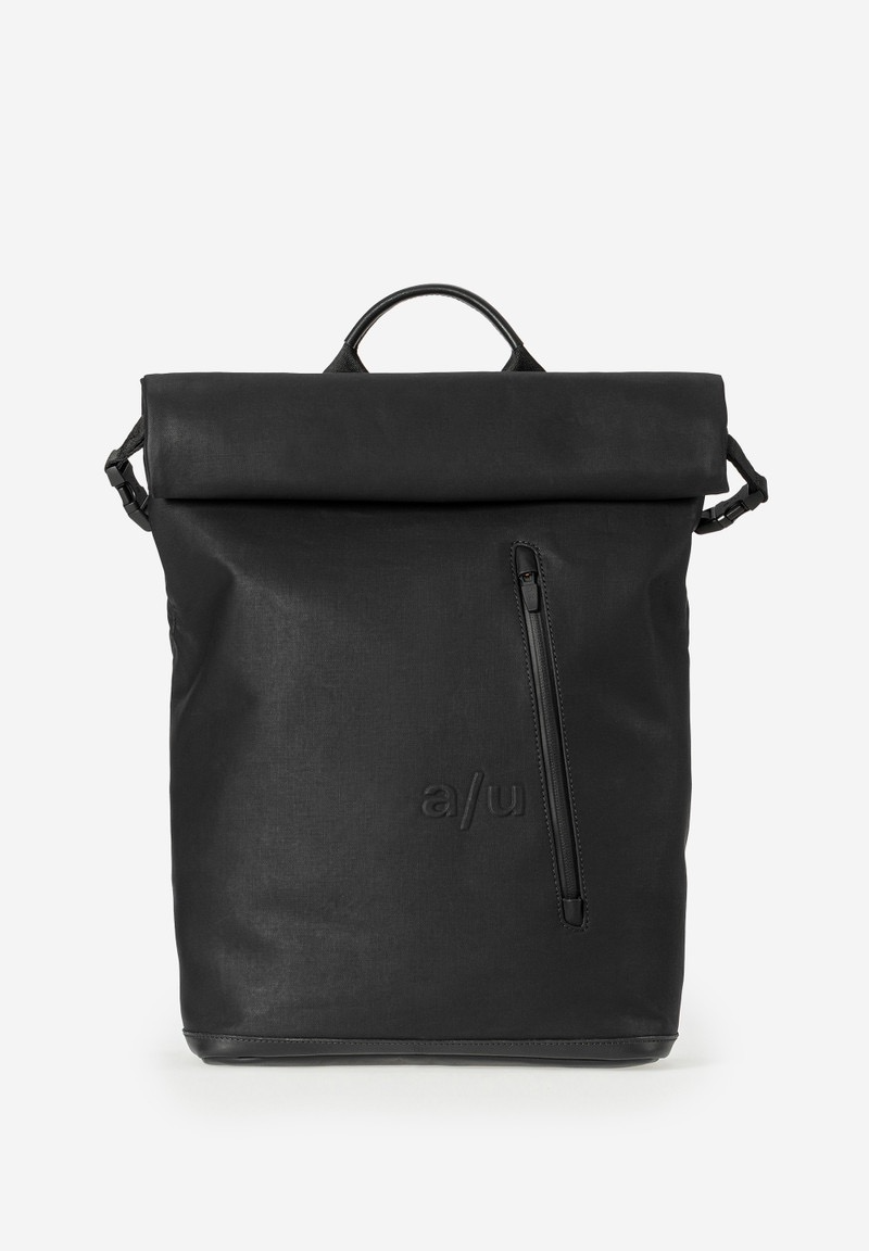 a/u by aunts & uncles &ndash; FUKUI
Fukui is de grotere variant van Tokio en is eveneens vervaardigd uit zijdezacht mat gecoat katoenweefsel. De rugzak is voorzien van waterdichte ritsen en biedt ruimte voor een notebook tot 15 inch. Voor extra gebruiksgemak beschikt deze sportieve rugzak aan de achterzijde over een grote extra ritssluiting, waarmee je snel toegang hebt tot het hoofdvak.
Dankzij het A4-formaat is Fukui niet alleen ideaal voor vrije tijd, maar ook een betrouwbare metgezel voor school of universiteit.
DETAILS
Hoofdvak met ritssluiting en roll-/omslagsluiting
Snelle toegang tot het hoofdvak via extra rits met twee trekkers
Ritsvak aan de binnenzijde
Ritsvak aan de voorzijde
Gevoerd laptopvak (15 inch)
Smartphonevak
Steekvak
Twee penlussen
Sleutelband
Handgreep
EIGENSCHAPPEN
Kleur: teal
Gewicht: 1,000 kg
Buitenafmetingen: ca. 28,5 &times; 13 &times; 43 &ndash; 64 cm
Collectie: Japan