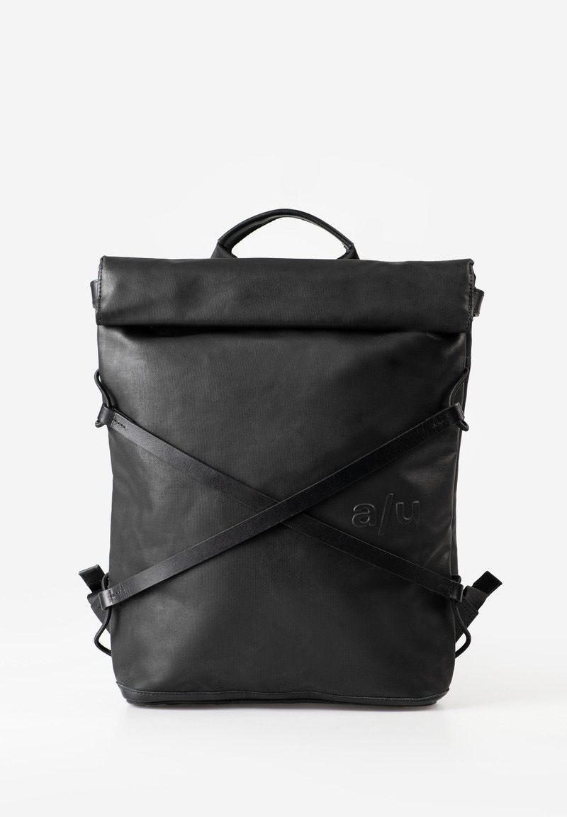 a/u by aunts & uncles &ndash; YOKOHAMA
Yokohama is de kleinere versie van Osaka en direct herkenbaar aan de gekruiste leren applicaties op de voorzijde. Deze waterafstotende rugzak is vervaardigd uit zijdezacht mat gecoat canvas van dicht geweven katoen.
Een ruim hoofdvak met grote ritssluiting en een extra, plat vak met rolltopsluiting bieden voldoende ruimte voor A4-documenten en een notebook tot 13 inch. De overzichtelijk ingedeelde binnenkant met diverse steekvakken zorgt voor orde en gemak. Regenbestendige ritsen bieden extra bescherming tegen vocht en vuil.
DETAILS
Groot hoofdvak met tweewegritssluiting
Apart, plat vak met drukknopen en roll-/omslagsluiting
Ritsvak aan de binnenzijde
Gevoerd laptopvak (13 inch) met leren lus en klittenbandsluiting
Groot steekvak, bijvoorbeeld voor je smartphone
Klein steekvak, bijvoorbeeld voor pasjes
Twee penlussen
Sleutelband
Handgreep
In lengte verstelbare, gevoerde schouderbanden
EIGENSCHAPPEN
Kleur: pewter
Gewicht: 0,880 kg
Buitenafmetingen: ca. 28 &times; 9,5 &times; 40 &ndash; 47 cm
Collectie: Japan