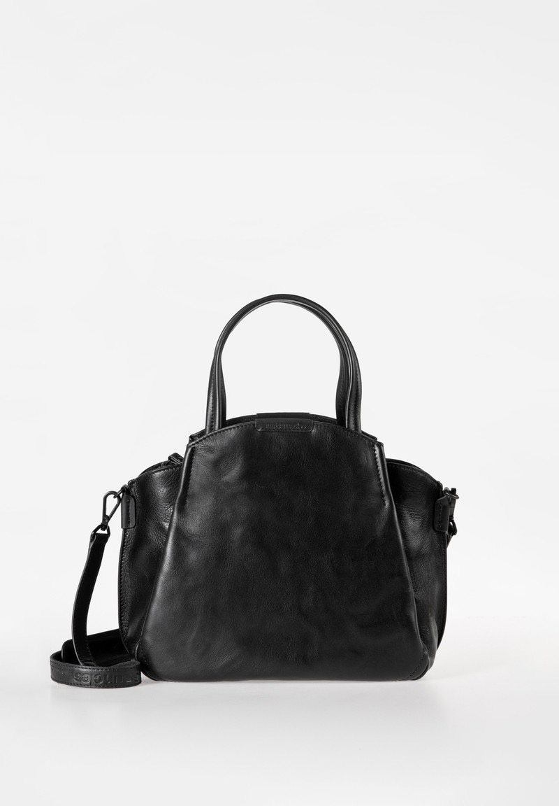 aunts & uncles &ndash; MRS. CHIFFON PIE
Zoals kenmerkend voor onze tassen uit de Grandma&rsquo;s Luxury Club combineert Mrs. Chiffon Pie modern ge&iuml;nterpreteerde retrocharme met karaktervol leer en oog voor detail. De trapezevormige handtas is drievoudig ingedeeld. Het hoofdvak sluit met een ritssluiting, terwijl twee extra buitenvakken met een drukknoop worden gesloten.
Aan de binnenzijde vind je diverse steekvakken, een sleutelband en een uitneembaar extra etui. Metalen voetjes beschermen de bodem tegen vocht en vuil. Je draagt Mrs. Chiffon Pie klassiek in de hand of elegant in de arm. Dankzij de meegeleverde lange schouderriem is ook een crossbody-draagwijze mogelijk.
DETAILS
2-in-1: handtas / schoudertas
Drievoudige indeling
Hoofdvak met ritssluiting
Twee extra buitenvakken met drukknoop
Ritsvak aan de binnenzijde
Uitneembaar extra etui
Groot steekvak, bijvoorbeeld voor je smartphone
Kaartenvak
Twee penlussen
Sleutelband
EIGENSCHAPPEN
Kleur: Iced Coffee
Gewicht: 0,750 kg
Buitenafmetingen: ca. 33 &times; 12,5 &times; 25 cm
Collectie: Grandma&rsquo;s Luxury Club