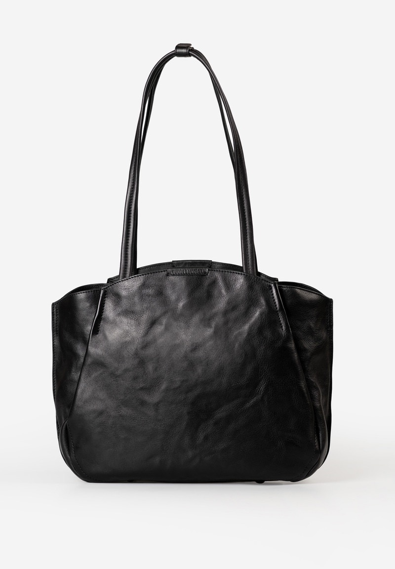 aunts & uncles &ndash; MRS. PAVLOVA
Jullie vroegen erom, wij hebben het mogelijk gemaakt: Mrs. Pavlova is de grotere variant van Mrs. Chiffon Pie &ndash; met nog meer ruimte en lange hengsels, zodat je haar comfortabel over de schouder kunt dragen.
In het interieur van de drievoudig ingedeelde schoudertas krijgen al je essentials een veilige en overzichtelijke plek. De trapezevormige silhouet en het karaktervolle premiumleer zorgen voor een unieke uitstraling. Fijne details zoals metalen voetjes aan de onderzijde, penlussen en een uitneembaar extra etui maken van Mrs. Pavlova een compromisloze metgezel die nostalgische retrocharme combineert met modern gebruiksgemak.
DETAILS
Drievoudige indeling
Hoofdvak met ritssluiting
Twee extra buitenvakken met drukknoop
Ritsvak aan de binnenzijde
Uitneembaar extra etui
Groot steekvak, bijvoorbeeld voor je smartphone
Kaartenvak
Twee penlussen
Sleutelband
EIGENSCHAPPEN
Kleur: Navy Blue
Gewicht: 0,830 kg
Buitenafmetingen: ca. 38 &times; 12 &times; 29 cm
Collectie: Grandma&rsquo;s Luxury Club
MATERIAAL & ONDERHOUD
Het hoogwaardig, plantaardig gelooide premium rundleer krijgt door een bijzonder zachte droogmethode zijn karakteristieke, licht gekreukte uitstraling. De handmatige nabewerking zorgt voor een verfijnd samenspel van matte en glanzende contrasten.