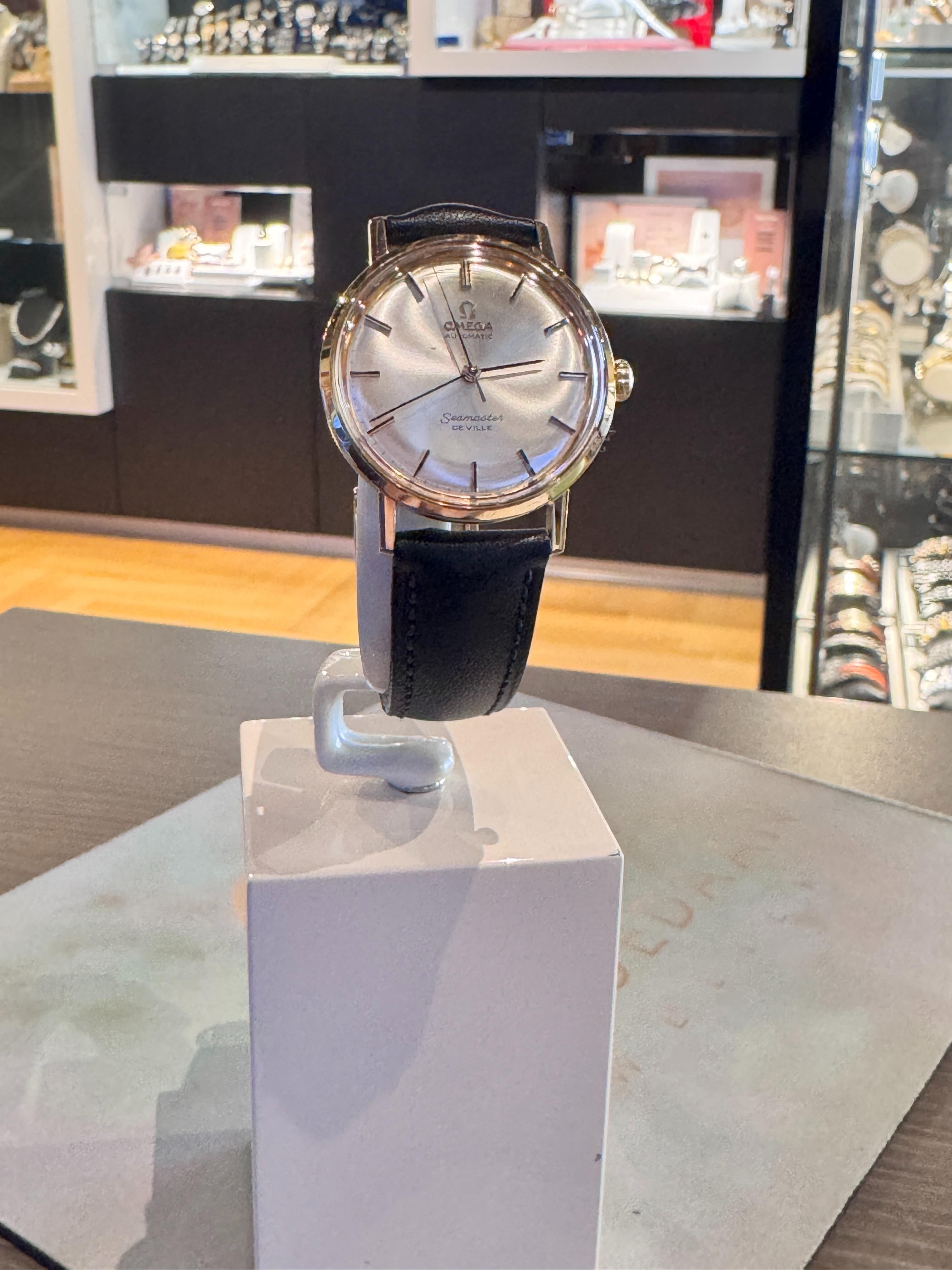 Elegant en tijdloos vintage herenhorloge van Omega: de Seamaster De Ville Automatic uit de jaren '60.
De 14 karaat gouden kast geeft het horloge een warme, luxe uitstraling. Het uurwerk (cal. 670) is recent professioneel gereviseerd en loopt keurig netjes. Voorzien van een nieuw glas, waardoor de wijzerplaat weer helder en strak oogt. (ziet een kleine beschadiging op de wijzerplaat, links onder het logo)

Een klassiek dress watch met verfijnde lijnen, perfect voor wie houdt van authentieke Zwitserse kwaliteit en subtiele luxe. 

Wordt verkocht met jaar 1 garantie. 