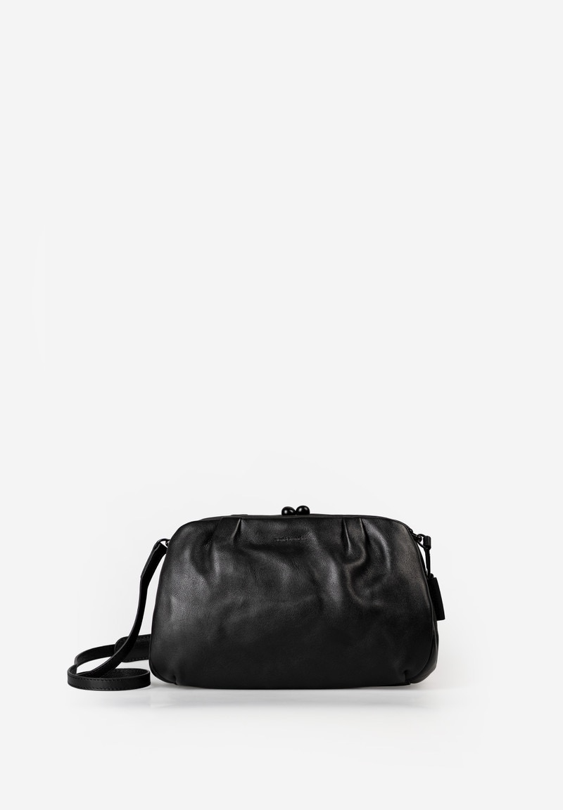 aunts & uncles &ndash; MRS. FROSTING
Als de finishing touch voor jouw perfecte look! Met haar fijne plooien en volumineuze silhouet is Mrs. Frosting een echte blikvanger. Dankzij de ronde vorm en de brede bodem biedt deze cliptas met grote beugelopening verrassend veel ruimte voor je belangrijkste essentials, die overzichtelijk worden opgeborgen in verschillende steekvakken.
Draag Mrs. Frosting casual-elegant als schoudertas of transformeer haar in een stijlvolle clutch door de schouderriem af te nemen.
DETAILS
2-in-1: schoudertas / clutch
Grote beugelopening
Hoofdvak met clipsluiting
Ritsvak aan de binnenzijde
Uitneembaar extra etui
Groot steekvak, bijvoorbeeld voor je smartphone
Kaartenvak
Sleutelband
Afneembare, in lengte verstelbare schouderriem met schouderpolster
Gestreepte voering
EIGENSCHAPPEN
Kleur: Navy Blue
Gewicht: 0,410 kg
Buitenafmetingen: ca. 25 &times; 13 &times; 16 cm
Collectie: Grandma&rsquo;s Luxury Club
MATERIAAL & ONDERHOUD
Het hoogwaardig, plantaardig gelooide premium rundleer krijgt door een bijzonder zachte droogmethode zijn karakteristieke, licht gekreukte uitstraling. De handmatige nabewerking zorgt voor een verfijnd spel van matte en glanzende contrasten.