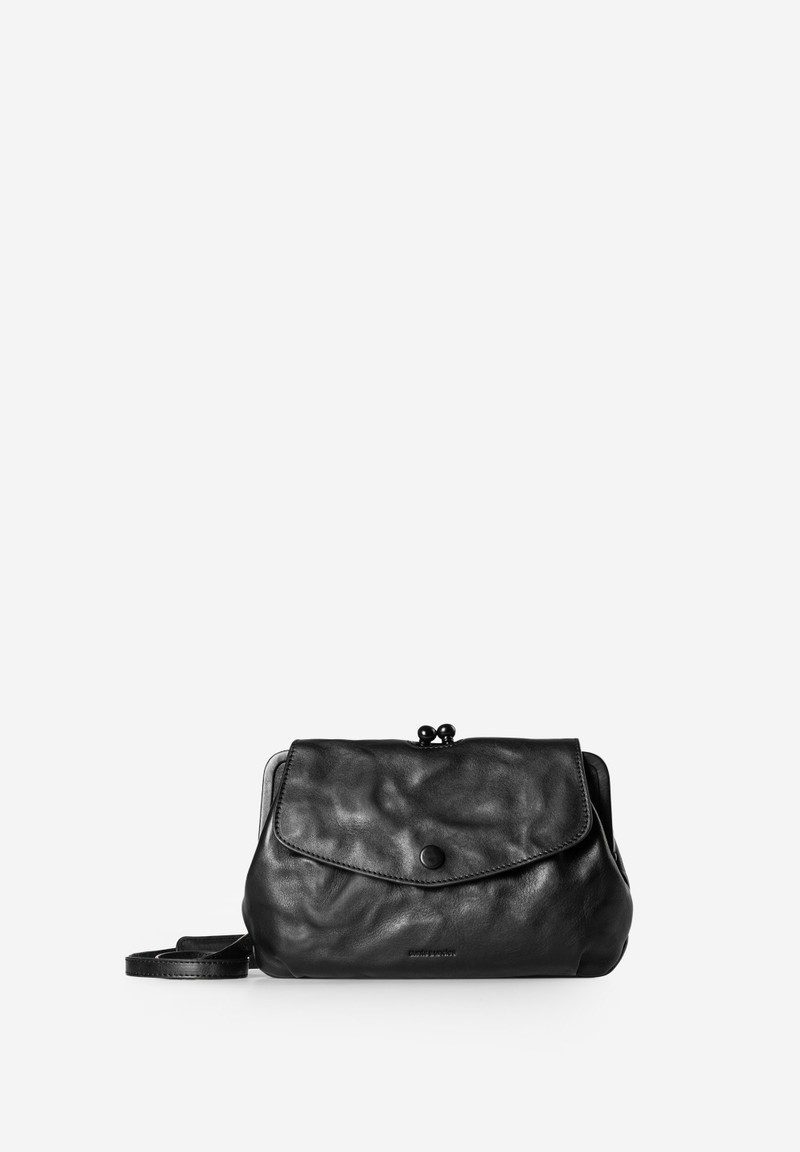 aunts & uncles &ndash; MRS. MADELINE
Met nonchalance en een flinke dosis retrocharme begeleidt Mrs. Madeline je stijlvol door de dag. Het doordachte ontwerp van deze schoudertas nodigt uit tot ontdekken: onder de overslag bevindt zich een grote, met leer afgewerkte beugelopening die toegang geeft tot een hoofdvak en twee extra, aparte vakken.
Daarnaast beschikt de tas over drie ritsvakken, acht kaartsleuven met RFID-bescherming, een groot steekvak (bijvoorbeeld voor je smartphone) en een praktisch sleutelkoord. Aan de achterzijde bevindt zich nog een extra ritsvak. Je portemonnee kun je gerust thuislaten, want Mrs. Madeline is tas en portemonnee in &eacute;&eacute;n. De in lengte verstelbare schouderriem is voor extra draagcomfort voorzien van een schouderpolster. Zonder riem draag je haar elegant als grote clutch.
DETAILS
Schoudertas met clipsluiting en magnetische overslag
Hoofdvak met grote, met leer afgewerkte beugelopening
Twee extra, afzonderlijke vakken onder de overslag
Ritsvak aan de achterzijde met extra beveiliging voor de rits
Drie ritsvakken aan de binnenzijde
Acht kaartsleuven met RFID-bescherming tegen datadiefstal
Groot, liggend steekvak, bijvoorbeeld voor je smartphone
Sleutelband
Uitneembaar extra etui van stof
Afneembare, in lengte verstelbare schouderriem met extra schouderpolster
EIGENSCHAPPEN
Kleur: Aegean Blue
Gewicht: 0,550 kg
Buitenafmetingen: ca. 26 &times; 6 &times; 16 cm
Collectie: Grandma&rsquo;s Luxury Club
MATERIAAL & ONDERHOUD
Het hoogwaardig, plantaardig gelooide premium rundleer krijgt door een bijzonder zachte droogmethode zijn karakteristieke, licht gekreukte uitstraling. De handmatige nabewerking zorgt voor een verfijnd spel van matte en glanzende contrasten.