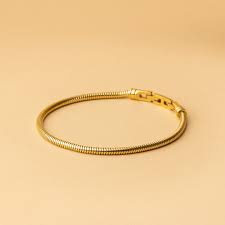 Deze prachtige 3mm slangketting armband is gemaakt van 316L roestvrij staal. Een slangketting armband is een gladde, flexibele armband gemaakt van strak verbonden ringen of dunne platen die eruitzien als slangenhuid. In roestvrij staal is een slangketting sterk, bestand tegen aanslag en geschikt voor dagelijks gebruik.

De naam komt van de ketting's slangachtige beweging. Wanneer je hem rechtop houdt, stroomt hij bijna als een slang die door je vingers glijdt&mdash;een soepele, vloeiende beweging die geen enkele andere kettingstijl heeft.

Slangkettingen waren groot in de jaren 70 en begin jaren 80 vanwege hun strakke, futuristische uitstraling. Recente modetrends brachten ze terug&mdash;vooral in roestvrij staal en herenjuwelen. Het heeft genoeg uitstraling om solo te dragen, maar combineert ook prachtig met kralenarmbanden of horloges omdat de textuur rustig en neutraal is.