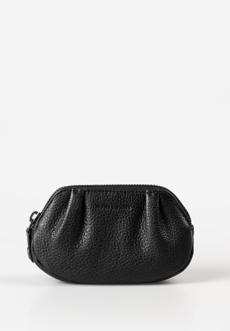 aunts & uncles &ndash; EDDA
Edda is een praktisch en stijlvol etui waarin je niet alleen je sleutels, maar ook contant geld en je belangrijkste pasjes veilig kunt opbergen. Dankzij het compacte formaat past Edda moeiteloos in je tas, maar ze kan ook prima los mee wanneer je onderweg alleen het hoognodige wilt meenemen.
Het fijn generfde leer en de subtiele plooien geven dit etui een elegante uitstraling. Bovendien voelt het boterzachte leer prettig aan in de hand, waardoor Edda een onmisbare accessoire is voor dagelijks gebruik.
Details
Ritssluiting met extra beveiligde rits
Ritsvak aan de binnenzijde, ideaal voor contant geld
Twee sleutelringen
Kaartenhouder met twee steekvakken
Lichtgekleurde voering voor extra overzicht
Eigenschappen
Kleur: Black Dress (zwart)
Gewicht: ca. 0,090 kg
Afmetingen (b x d x h): ca. 14 x 3,5 x 8 cm
Collectie: Philocalists
