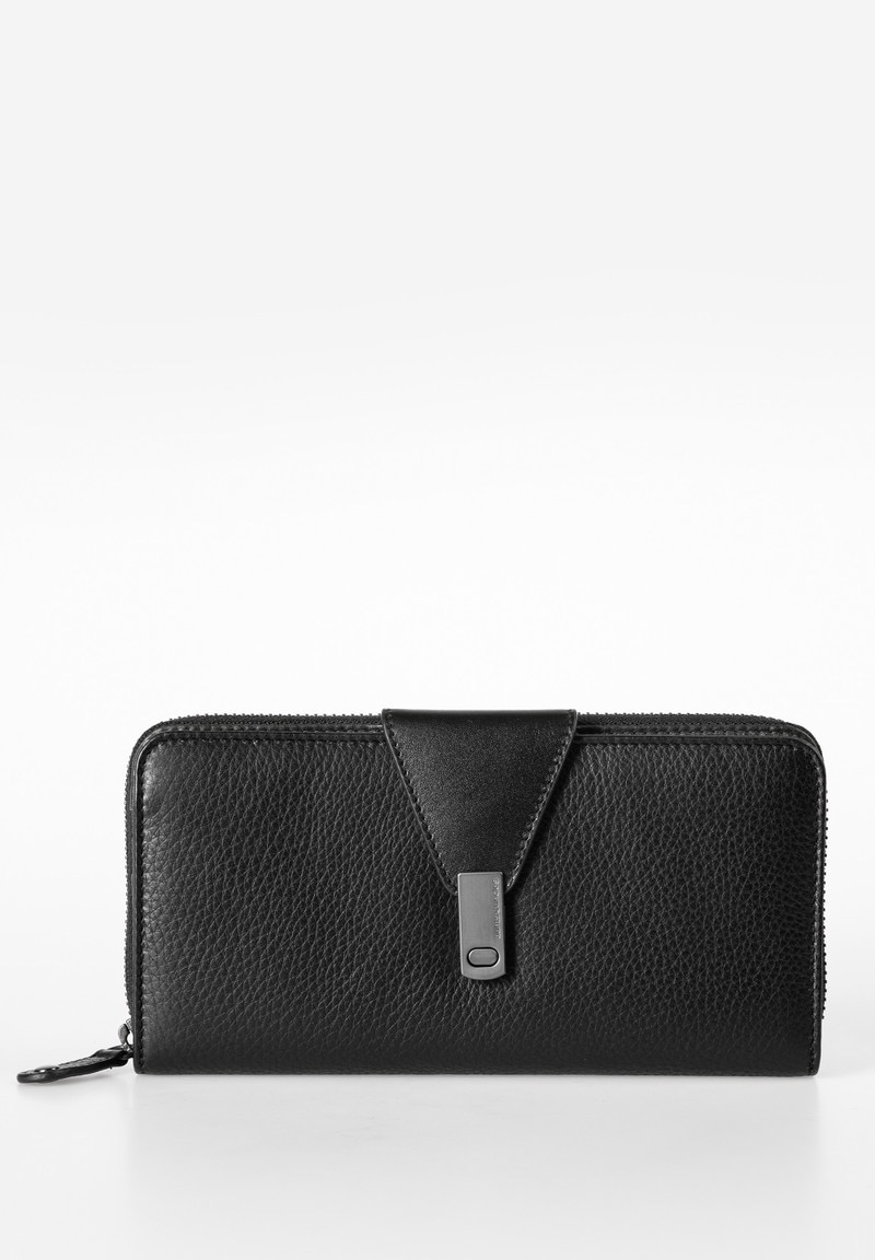 aunts & uncles &ndash; CATELYN
De ruime Catelyn bergt al je pasjes moeiteloos op &ndash; overzichtelijk gesorteerd en altijd binnen handbereik. Dankzij de speciale RFID-bescherming zijn de gegevens op je kaarten veilig. De combinatie van boterzacht glad leer en fijn generfd leer geeft deze grote portemonnee een luxueuze uitstraling, geaccentueerd door een elegante logo-plaque.
DETAILS
Grote portemonnee met rondomlopende ritssluiting
Ritsvak aan de achterzijde
18 kaartsleuven, waarvan &eacute;&eacute;n transparant
Vier ruime steekvakken
Gedeeld muntvak met rits
Twee vakken voor bankbiljetten
RFID-bescherming tegen datadiefstal
Lichte voering
Elegante logo-plaque
Combinatie van glad en generfd leer
EIGENSCHAPPEN
Kleur: green tea
Gewicht: 0,260 kg
Buitenafmetingen: ca. 18,5 &times; 3 &times; 9,5 cm
Collectie: Philocalis