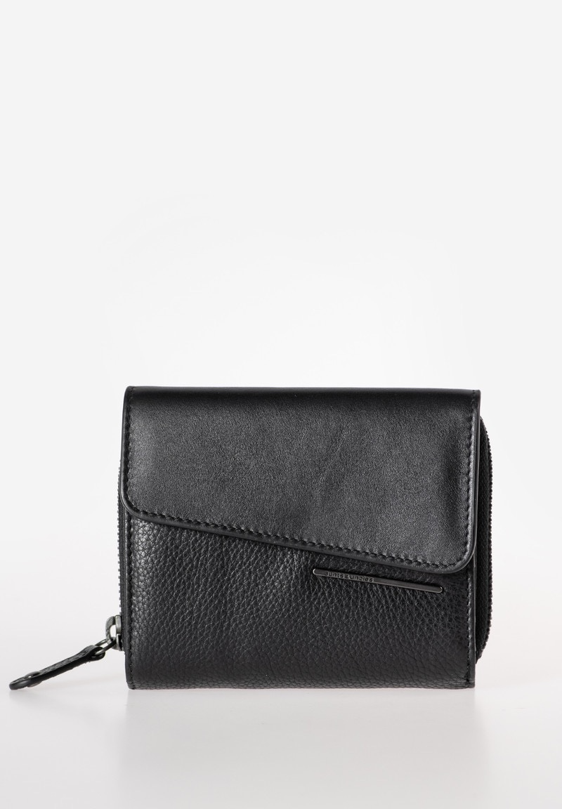 aunts & uncles &ndash; CELIA
De compacte Celia houdt al je pasjes veilig en overzichtelijk opgeborgen &ndash; altijd binnen handbereik en perfect gesorteerd. Dankzij de speciale RFID-bescherming zijn je kaartgegevens optimaal beschermd tegen ongewenst uitlezen. De combinatie van boterzacht glad leer en fijn generfd leer geeft deze overzichtelijk ingedeelde portemonnee een luxueuze uitstraling, elegant benadrukt door de verfijnde logo-plaque.
DETAILS
Hoofdvak met overslag en drukknop
Zeven steekvakken, waarvan &eacute;&eacute;n transparant
14 kaartsleuven
Gedeeld vak voor bankbiljetten
Achterzijdig, verdeeld muntvak met rits
Klein ritsvak aan de binnenzijde
RFID-bescherming tegen datadiefstal
Lichte voering
Elegante logo-plaque
Combinatie van glad en generfd leer
EIGENSCHAPPEN
Kleur: ash
Gewicht: 0,190 kg
Buitenafmetingen: ca. 12 &times; 3 &times; 10 cm
Collectie: Philocalists
