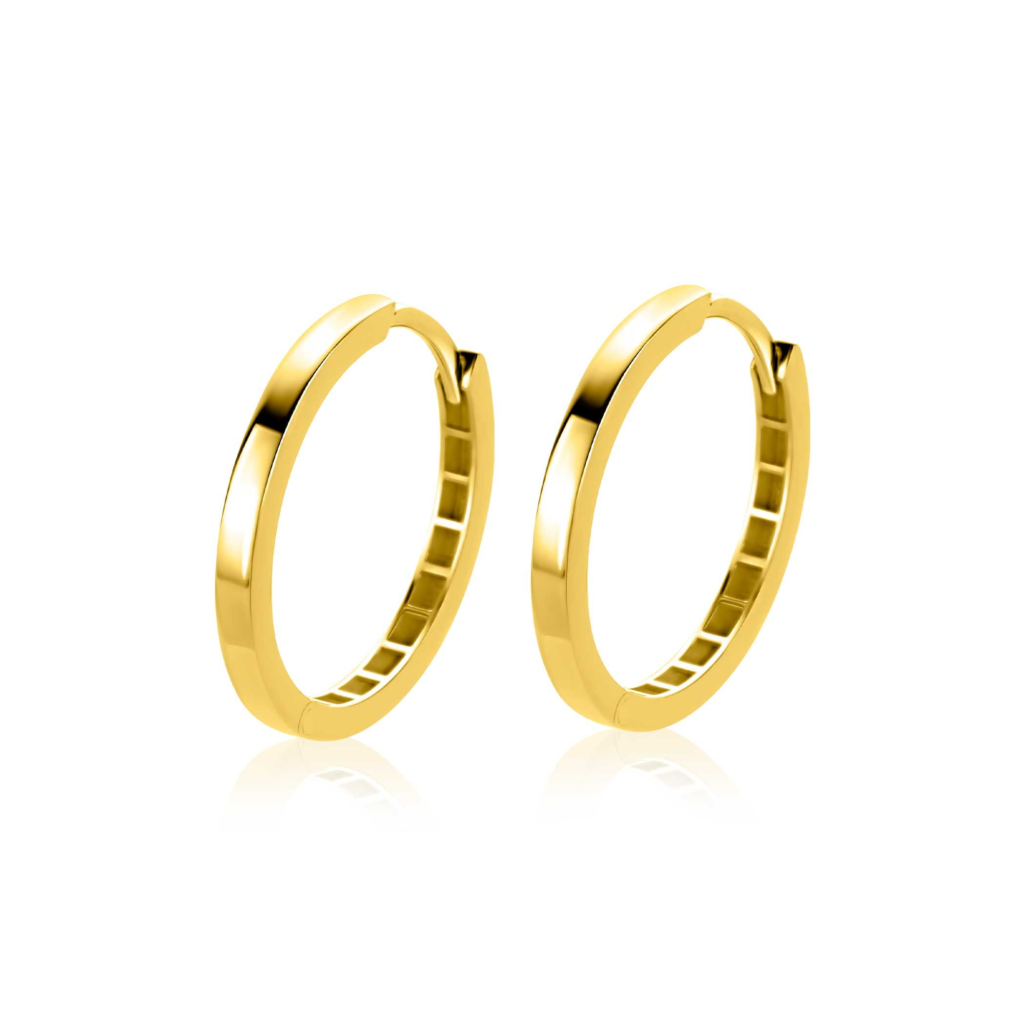 De ZINZI GOLD klapcreolen ZG0573 zijn elegante, gladde oorringen van 19x2mm. Deze creolen stralen verfijnde eenvoud uit en zijn perfect voor dagelijks gebruik of een speciale gelegenheid. Combineer ze met andere gouden sieraden voor een stijlvolle, geco&ouml;rdineerde look. Ideaal voor iedere moderne vrouw die houdt van tijdloze, minimalistische sieraden. Perfecte aanvulling voor elke juwelencollectie.