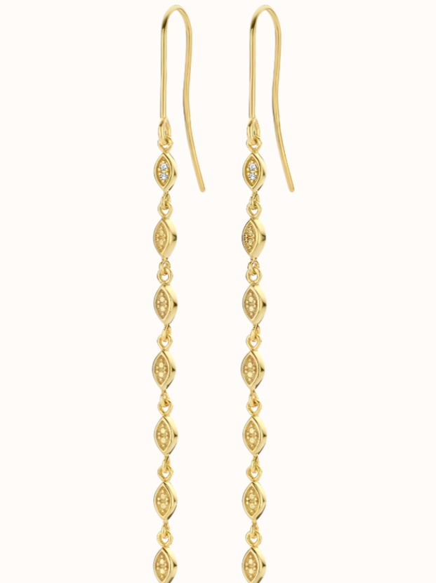 Spotted &ndash; een nieuwe toevoeging aan onze kenmerkende diamanten oogserie. Deze chandelier oorbellen hebben een subtiele diamanten (2x) touch en volgen moeiteloos het ritme van de nacht. STYLING TIP Blader door onze Golden Eye, Glow en Bella Vita series om je look compleet te maken &ndash; bereid je voor op een ruime keuze