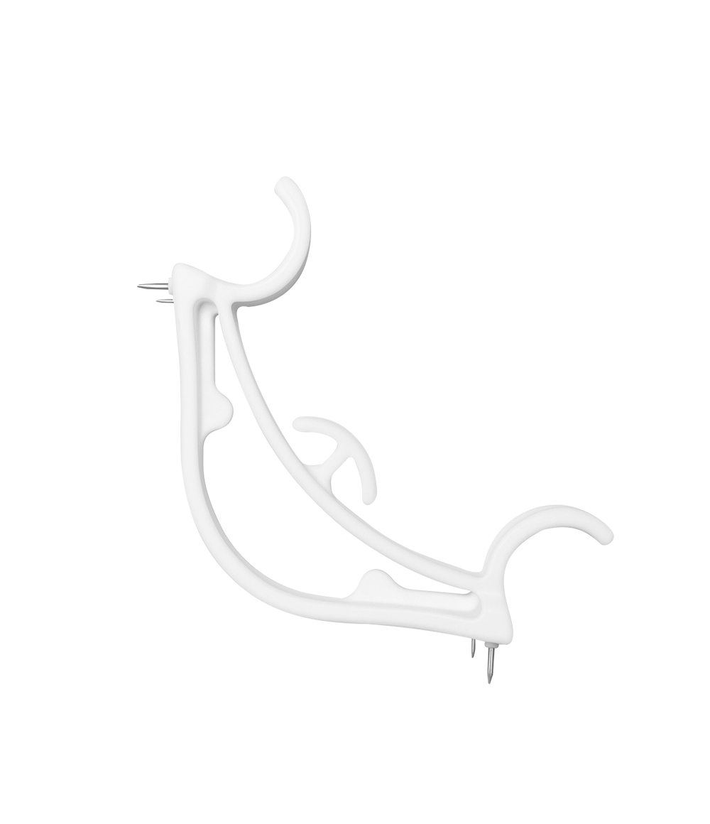 Deze praktische hoekclip is de ideale oplossing om vlaggenlijnen snel en netjes op te hangen. De clip kan eenvoudig in een hoek worden geplaatst, waarna het uiteinde van de vlaggenlijn erin geklemd wordt. Zo hang je decoratie op zonder gebruik van bijvoorbeeld plakband. De vlaggenlijn blijft stevig op zijn plek zitten en is tegelijkertijd makkelijk te verwijderen. Dat maakt de Corner clip uitermate geschikt voor tijdelijke decoraties bij feestjes, evenementen, winkels of showrooms, waarbij wanden en oppervlakken onbeschadigd moeten blijven.