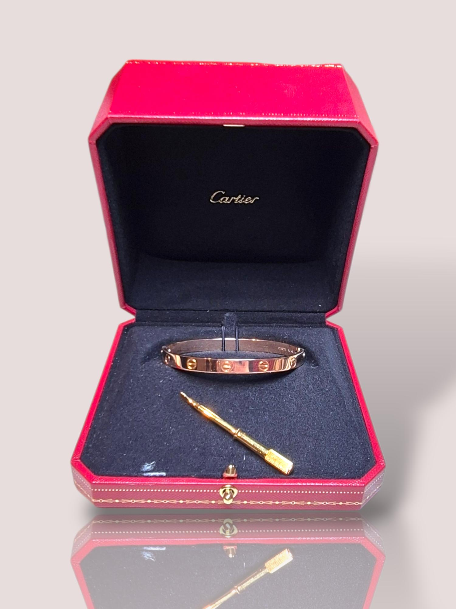 Deze vintage 18k ros&eacute; gouden Cartier Love armband is een iconisch sieraad dat elegantie en luxe uitstraalt. Deze armband, onder de categorie sieraden en specifiek onder armbanden, is perfect om dagelijks te dragen of voor speciale gelegenheden. Combineer met andere sieraden voor een gelaagde look of draag solo voor een subtiele chic.

Het betreft hier de klassieke uitvoering, waarbij de armband op twee plekken dichtgeschroefd dient te worden. De armband weegt 32,4 gram en heeft maat 18. 