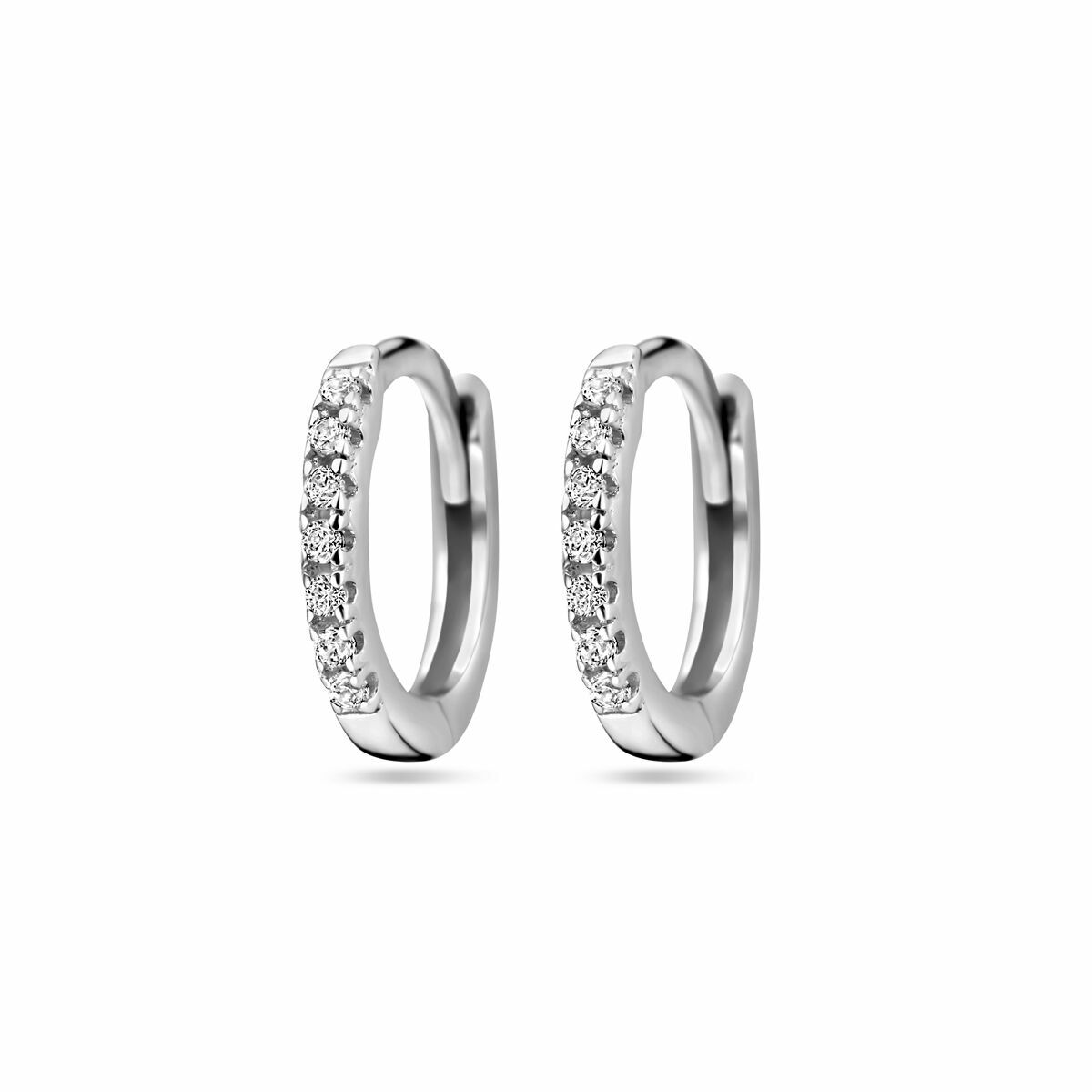 Gerhodineerd zilveren klapoorringen met afmetingen van 10x1.5mm uitgevoerd met een schitterende rijzetting van briljant geslepen zirkonia en een stevige scharnier sluiting. Deze klapoorringen sprankelen je tegemoet en geven je look direct een chique uitstraling.