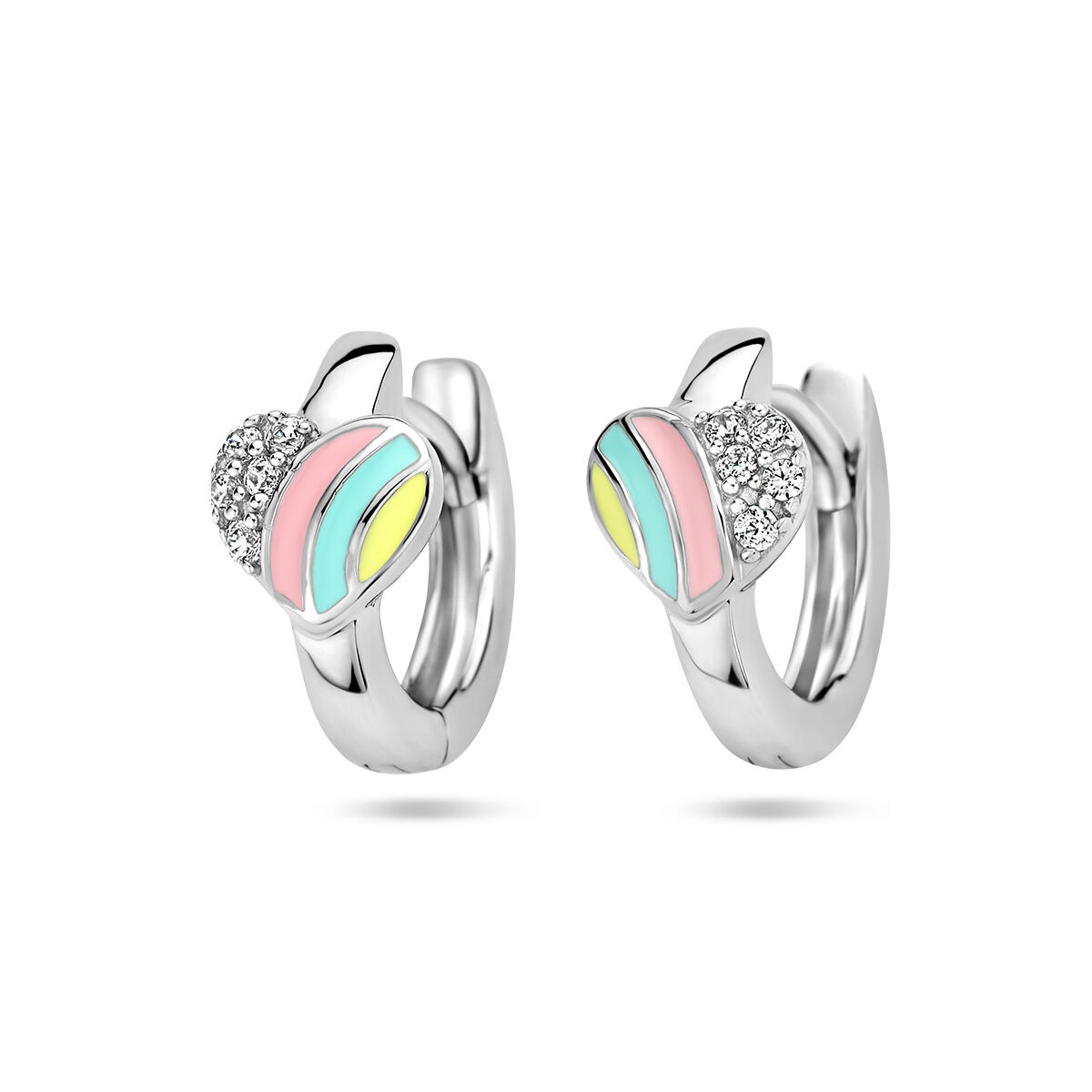 Gerhodineerd 925 zilveren klapoorringen met een hart en zirkonia. De oorringen hebben een diameter van 11mm.