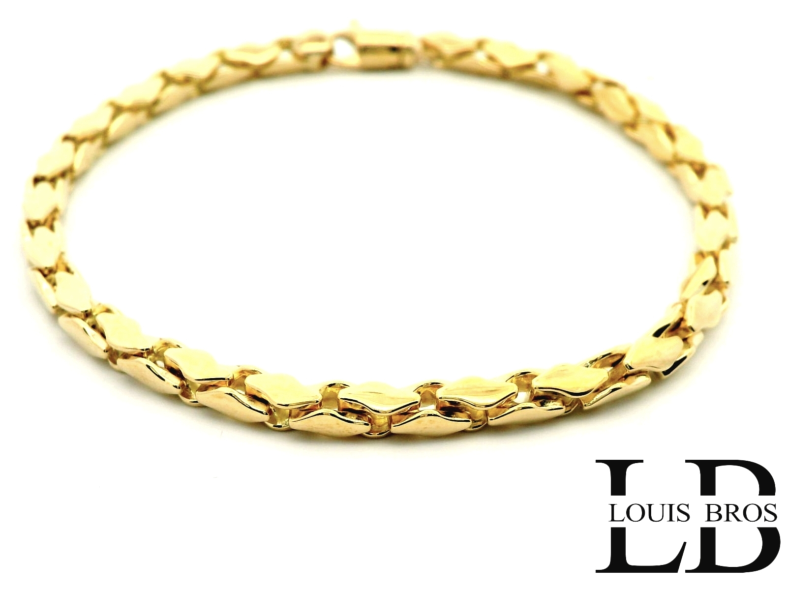 Deze elegante 14 karaat geelgouden armband (8.59 gr) straalt luxe en verfijning uit. Het unieke schakeldesign combineert een robuuste uitstraling met een subtiele glans, waardoor het sieraad perfect is voor zowel dagelijks gebruik als speciale gelegenheden.
De stevige sluiting zorgt voor een veilige en comfortabele pasvorm, terwijl de hoogglans afwerking de warme tint van het geelgoud extra benadrukt. Een stijlvol accessoire dat moeiteloos tijdloze klasse en modern vakmanschap verenigt.