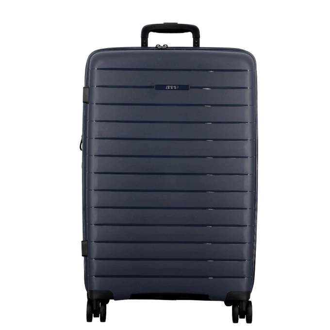 Jump Striper 68cm Koffer &ndash; Blauw &ndash; Ruime en Stijlvolle Reiskoffer met 4 Wielen

Reis stijlvol &eacute;n georganiseerd met de Jump Striper 68cm in Blue. Deze moderne, middelgrote reiskoffer combineert gebruiksgemak met een strak design. Met een ruim hoofdcompartiment, praktische opbergmogelijkheden en soepele wielen is deze koffer de perfecte metgezel voor vakanties, citytrips of zakenreizen.

Kenmerken van de Jump Striper 68cm Blue:

 Ruim hoofdvak met inpakriemen
Houd je bagage netjes op z&rsquo;n plaats dankzij de verstelbare inpakriemen. Het extra gesloten ritsvak is ideaal voor het scheiden van kleding, schoenen of accessoires.

 Vier multidirectionele wielen
Voorzien van 4 360&deg; draaibare wielen, waardoor je de koffer moeiteloos in elke richting kunt verplaatsen &ndash; soepel, stil en zonder gedoe.

 Uitschuifbare trekstang & stevig handvat
De telescopische trekstang maakt het gemakkelijk om de koffer comfortabel met je mee te rollen. Daarnaast is hij voorzien van een stevig handvat voor tillen op korte afstand.

 Lichtgewicht & uitbreidbaar
Met een gewicht van slechts 3,5 kg en een inhoud van 64 tot 74 liter dankzij de uitbreidbare diepte, biedt deze blauwe koffer veel ruimte zonder zwaar te zijn.

Productdetails

Merk: Jump

Model: Striper

Kleur: Blue (Blauw)

Afmetingen: 68 x 43 x 25/29 cm

Inhoud: 64 &ndash; 74 liter

Gewicht: 3,5 kg

Wielen: 4 multidirectioneel roterende wielen

Sluiting: Rits

Trekstang: Uitschuifbaar, met verstelbare standen

Materiaal: Duurzaam en lichtgewicht hard materiaal

Gebruik: Ideaal voor vakanties, stedentrips en korte reizen

Waarom kiezen voor de Jump Striper Blue 68cm?

Met zijn functionele indeling, lichtgewicht ontwerp en comfortabele wendbaarheid is deze middelgrote blauwe koffer een betrouwbare keuze voor elke reiziger. De elegante blauwe kleur geeft een frisse uitstraling op het vliegveld of op het station.

 Bestel de Jump Striper 68cm Blue vandaag nog bij Lederzaak.nl &ndash; jouw specialist in reisbagage en koffers met stijl.