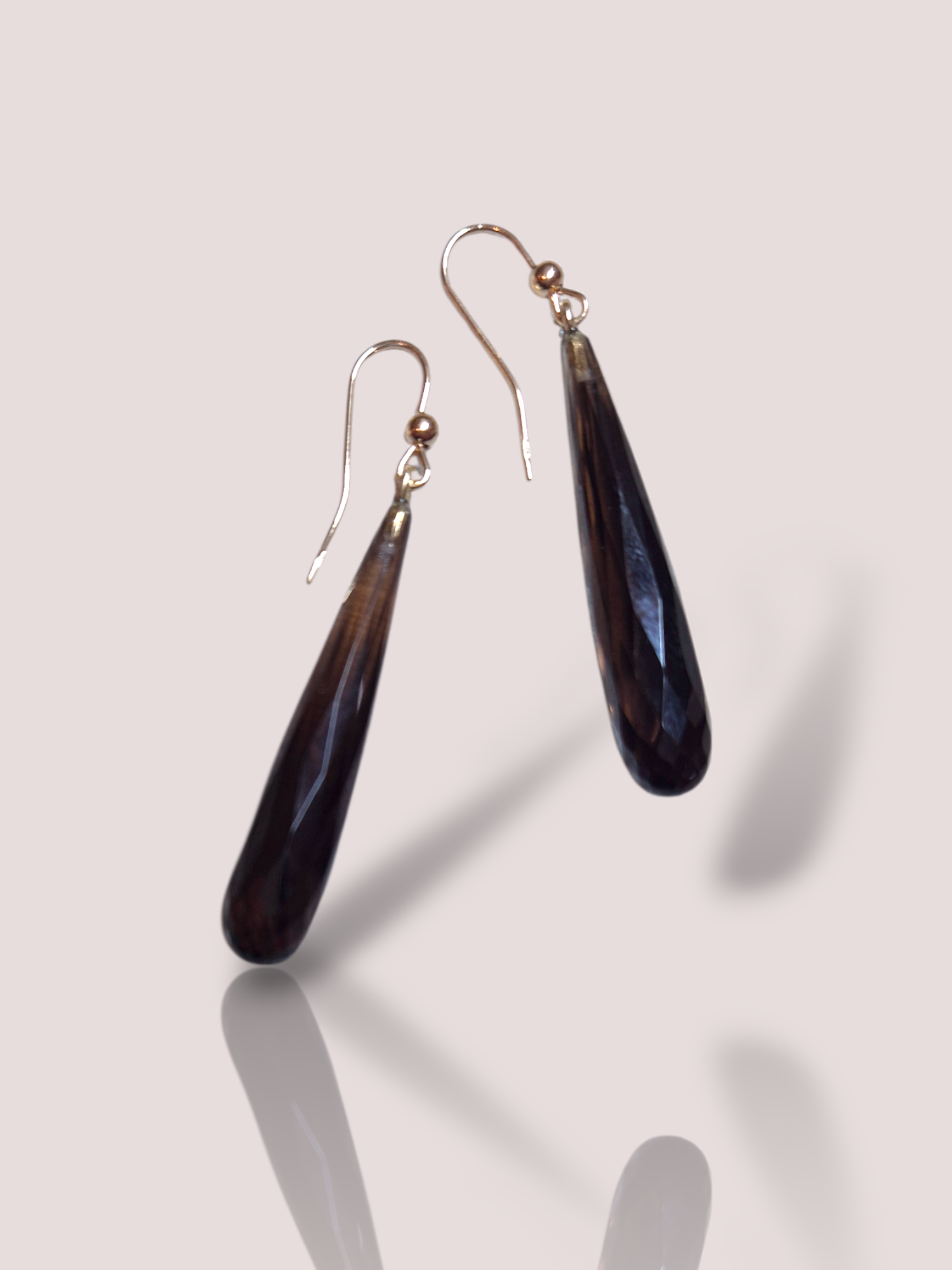 De House of Bruens 14k geel gouden oorhangers met rookkwarts, zijn verfijnde en luxe juwelen. Deze hanger oorbellen benadrukken elegantie met hun hoogwaardige rookkwarts. Draag ze tijdens formele gelegenheden of speciale avonden voor een opvallende look. Combineer met een opgestoken kapsel om hun schittering optimaal te tonen en je stijlvolle flair te accentueren.

De hangers zijn 5,5 cm lang en wegen samen 7,4 gram.