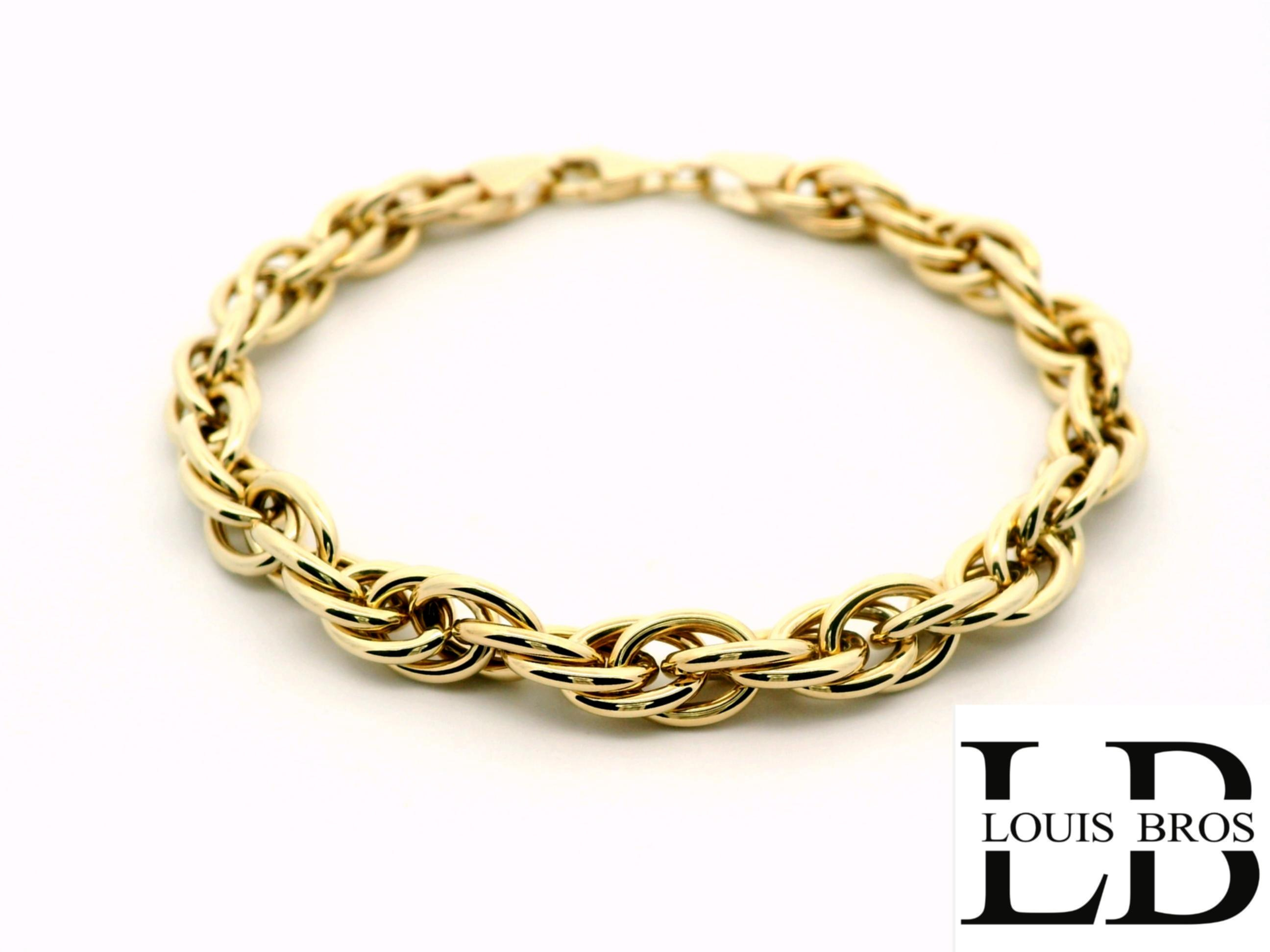 Deze elegante 14 karaat geelgouden armband (7.97 gr) straalt luxe en verfijning uit. Het unieke schakeldesign combineert een robuuste uitstraling met een subtiele glans, waardoor het sieraad perfect is voor zowel dagelijks gebruik als speciale gelegenheden.
De stevige sluiting zorgt voor een veilige en comfortabele pasvorm, terwijl de hoogglans afwerking de warme tint van het geelgoud extra benadrukt. Een stijlvol accessoire dat moeiteloos tijdloze klasse en modern vakmanschap verenigt.