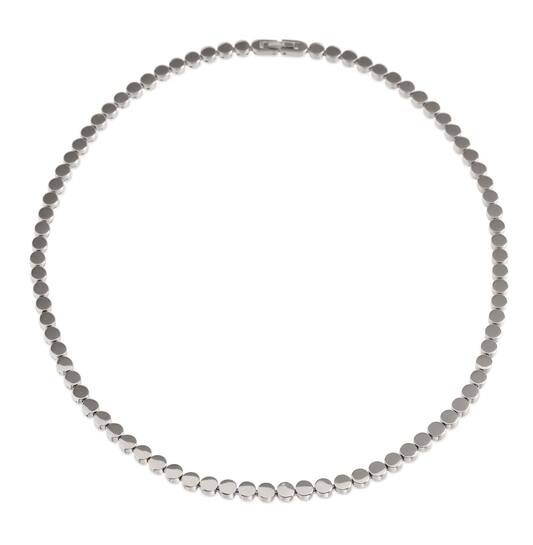Boccia Titanium 08074-01 Collier
Deze unieke titanium ketting van Boccia Titanium is een mooie toevoeging aan je sieradencollectie! Wat deze titanium ketting uniek maakt, is dat er glanzende ronde schakels aan elkaar verbonden zijn via de onderkant. Hierdoor wordt het een soepele ketting. Combineer de ketting met het bijpassende armband en oorbellen voor een complete look. De lengte is 45cm.