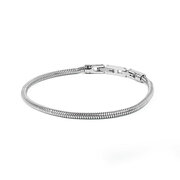 De Gemini armband | Mora | zilverkleurig | ML, is een elegante armband in de categorie sieraden. Draag deze stijlvolle armband solo voor een minimalistische look of combineer met andere armbanden voor een gelaagd effect. Perfect voor zowel dagelijks gebruik als speciale gelegenheden. Een veelzijdige aanvulling op elke sieradencollectie.