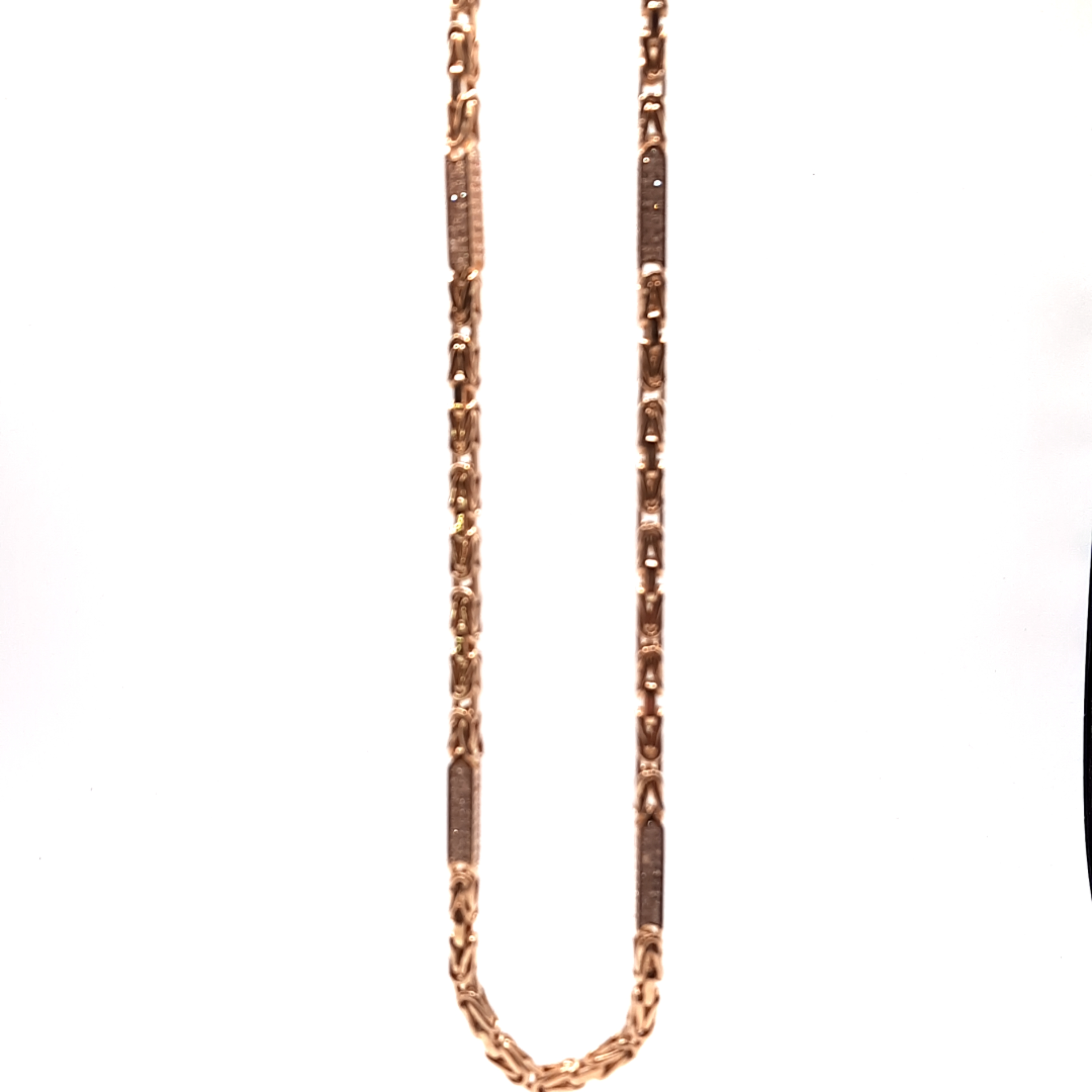 De koningsketting BREA-RDL-0004062 is een verfijnd sieraad van 14 karaat goud met een lengte van 70 cm. Deze glanzende gouden halsketting heeft een breedte van 4,5 mm en weegt 32,4 gram. Perfect om elegant en stijlvol te dragen bij zowel formele als dagelijkse gelegenheden. Een tijdloos juweel voor elke moderne garderobe.
