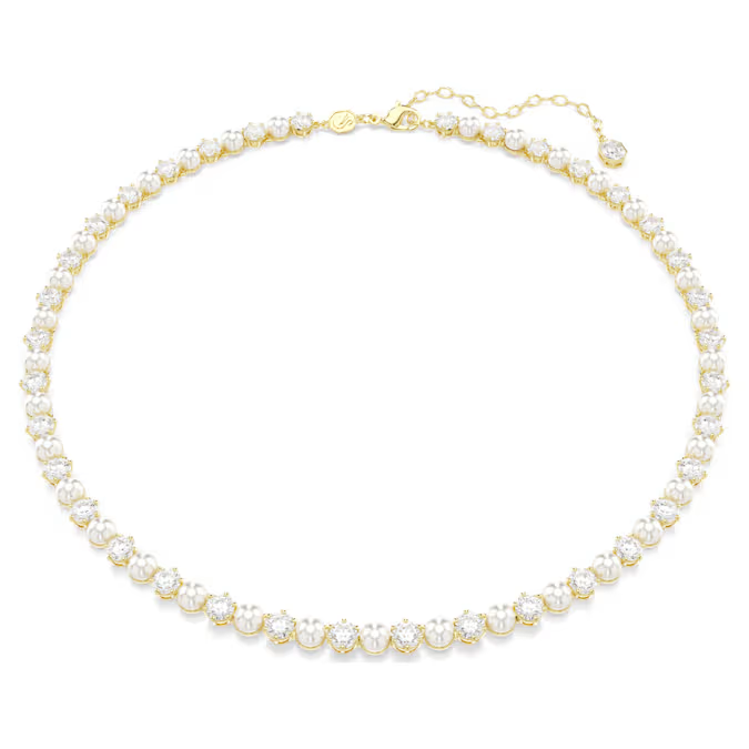 Deze all-around ketting tilt een alledaags essentieel item naar een nieuw niveau van luxe en is voorzien van Swarovski Zirkonia en Swarovski Crystal Pearls die elkaar afwisselen in een verfijnde goudkleurige toplaag. Deze stijl verfraait bijna elke outfit en kan worden gecombineerd met de bijpassende armband om uw eigen persoonlijke set te cre&euml;ren.