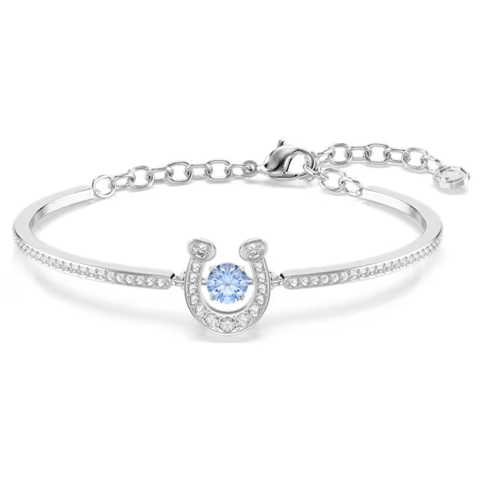 Deze armband met rhodium toplaag symboliseert ambitie en momentum en is voorzien van een hoefijzer met een blauwe dancing stone in het midden, die zorgt voor een constant spel van licht. De gelede band heeft een verstelbare ketting voor een comfortabele en persoonlijke pasvorm. Draag deze armband als uw eigen geluksbrenger of geef hem cadeau om snel succes te inspireren.