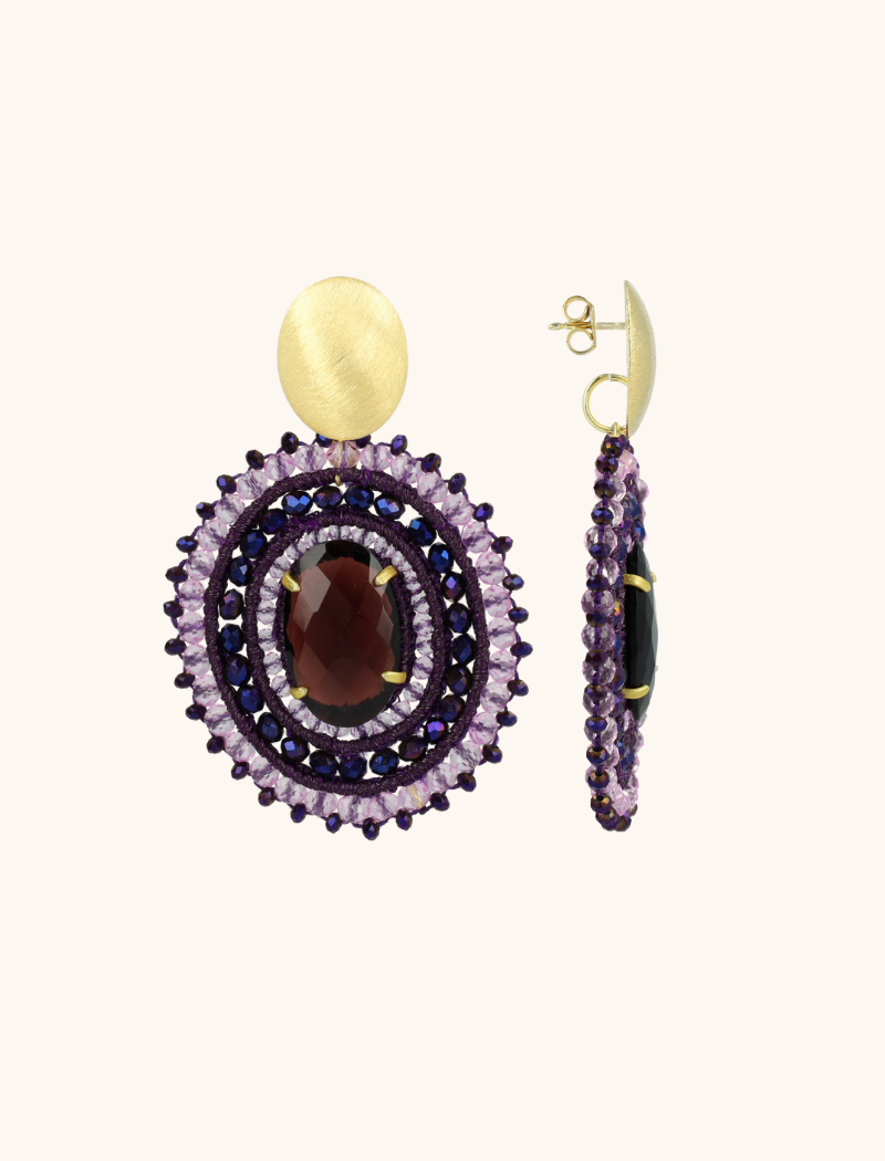 Laat je betoveren door de diepe en mysterieuze tinten van de 'Diep Paarse Oorbellen Jamie Filled Oval 3 Ringen met Steen L' van LOTT. gioielli. Deze prachtige oorbellen zijn vervaardigd met zijdendraad en stralen een luxe en verfijnde uitstraling uit. De diep paarse kleur voegt een vleugje koninklijke allure toe aan je look, terwijl de drie ringen met steen een intrigerende dimensie geven. Het lichtgewicht ontwerp zorgt ervoor dat je deze oorbellen comfortabel de hele dag kunt dragen, ideaal voor zowel formele als casual gelegenheden. Met de 'Diep Paarse Oorbellen Jamie' voeg je een tijdloze schoonheid en elegante flair toe aan je sieradencollectie. You deserve a LOTT.