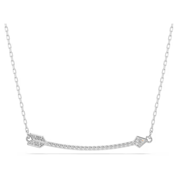 Ge&iuml;nspireerd op Cupido&rsquo;s liefdespijl is deze ketting met rhodium toplaag een unieke stylingkeuze. Het centrale silhouet hangt aan een delicate ketting en is versierd met heldere ronde kristallen. Het is een stralende uitdrukking van romantiek zoals geen ander.