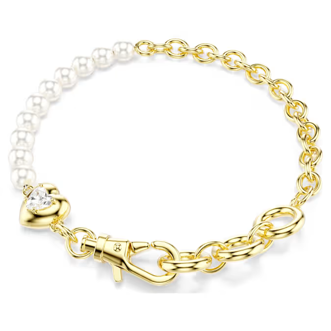 Deze expressieve armband, bestaande uit een ketting met goudkleurige toplaag en een rij witte Swarovski Crystal Pearls, is voorzien van een karabijnsluiting en een klein hartmotief voor een subtiele uiting van liefde. Draag hem alleen of als carrier-armband voor onze Swarovski-bedels.