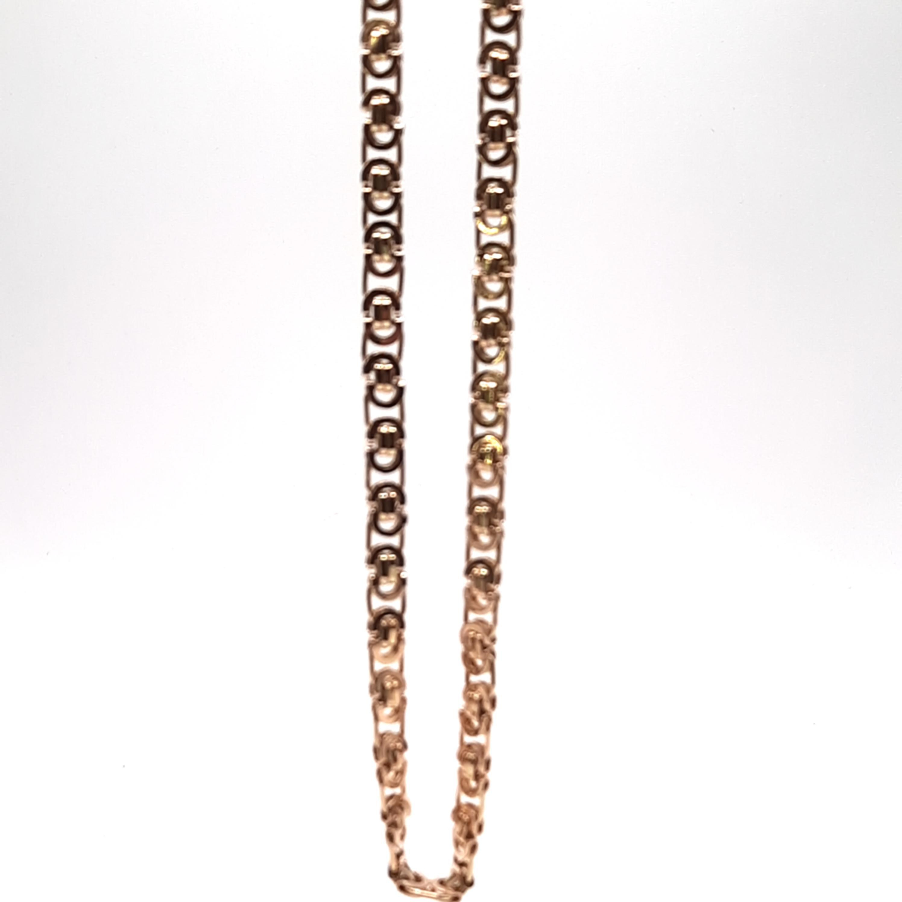 De koningsketting 14kt is een prachtige gouden halsketting van 60 cm, modelnummer BREA-RDL-0004065. Met zijn 14 karaats goudkleurige glans en een breedte van 6,3 mm is het een opvallend sieraad van 35 gram. Perfect om te dragen bij zowel formele als informele gelegenheden voor een elegante en stijlvolle uitstraling.