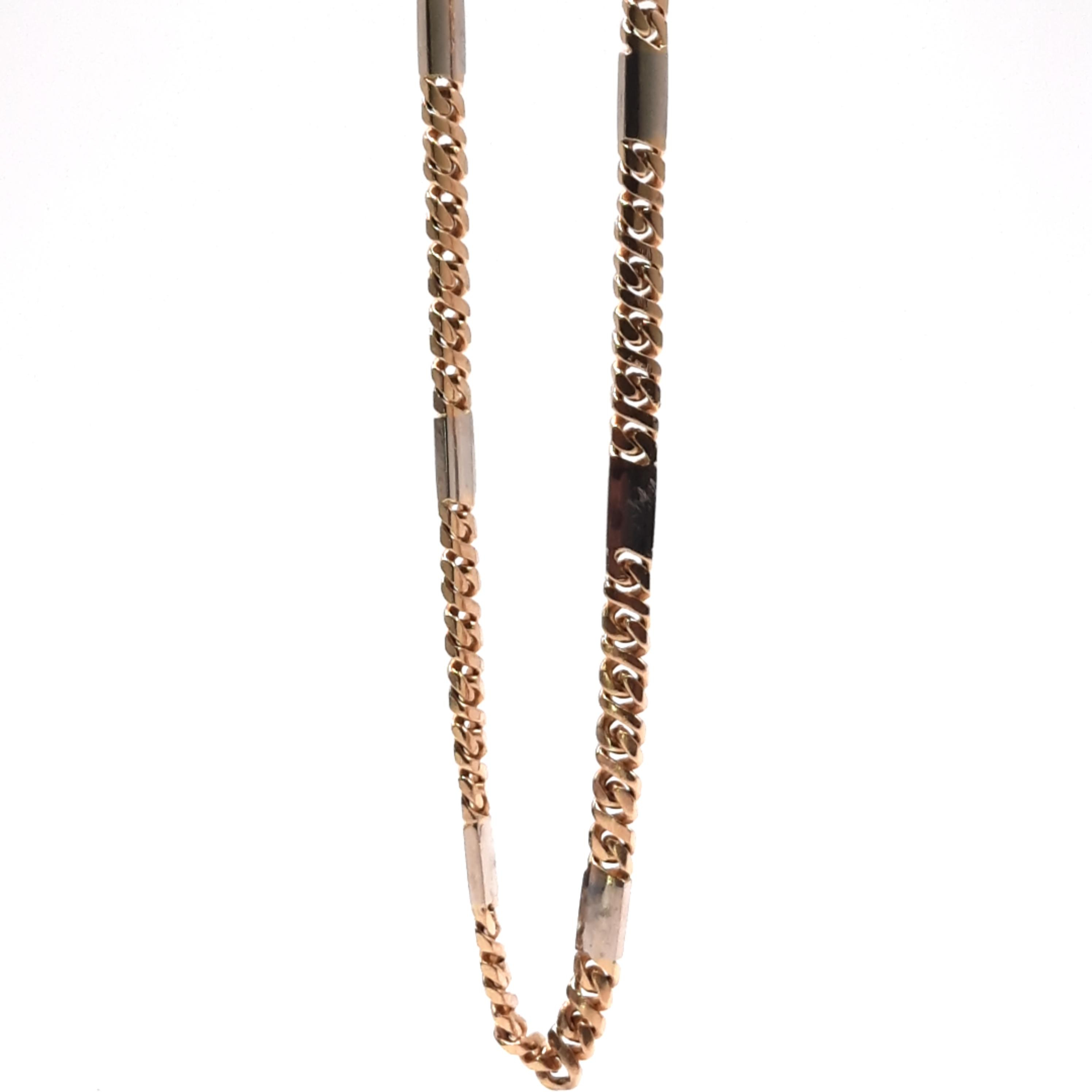 De gouden ketting BREA-JOY-0003913 heeft de volgende kenmerken: 18 karaat bi-color goud, met een glanzende afwerking. Het is 42 cm hoog, 4,3 mm breed en weegt 49,8 gram. Deze elegante ketting draag je het beste als statement-stuk op een eenvoudige outfit, waardoor de glans van het gouden sieraad extra opvalt.