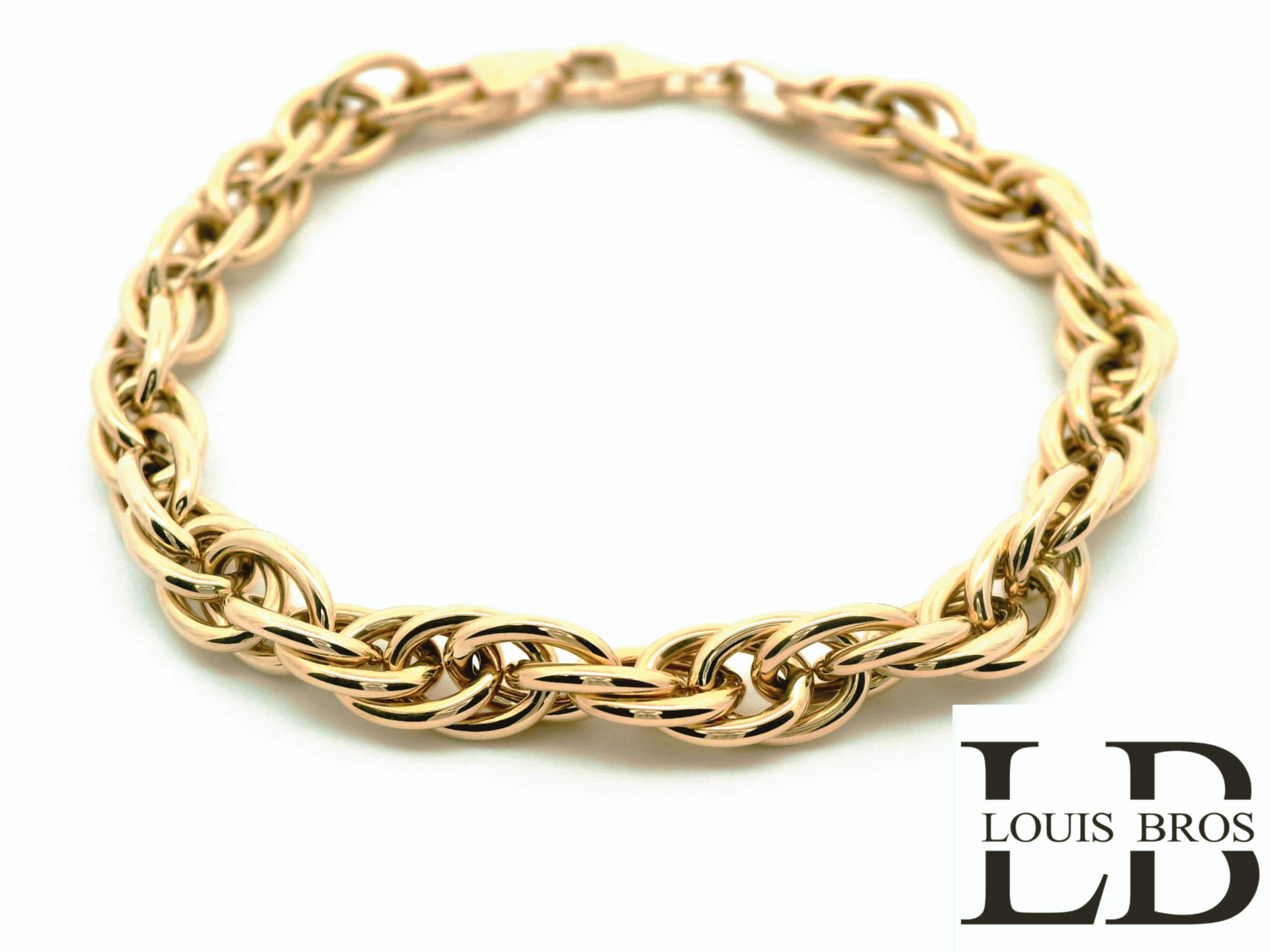 Deze elegante 14 karaat geelgouden armband (7.97 gr) straalt luxe en verfijning uit. Het unieke schakeldesign combineert een robuuste uitstraling met een subtiele glans, waardoor het sieraad perfect is voor zowel dagelijks gebruik als speciale gelegenheden.
De stevige sluiting zorgt voor een veilige en comfortabele pasvorm, terwijl de hoogglans afwerking de warme tint van het geelgoud extra benadrukt. Een stijlvol accessoire dat moeiteloos tijdloze klasse en modern vakmanschap verenigt.