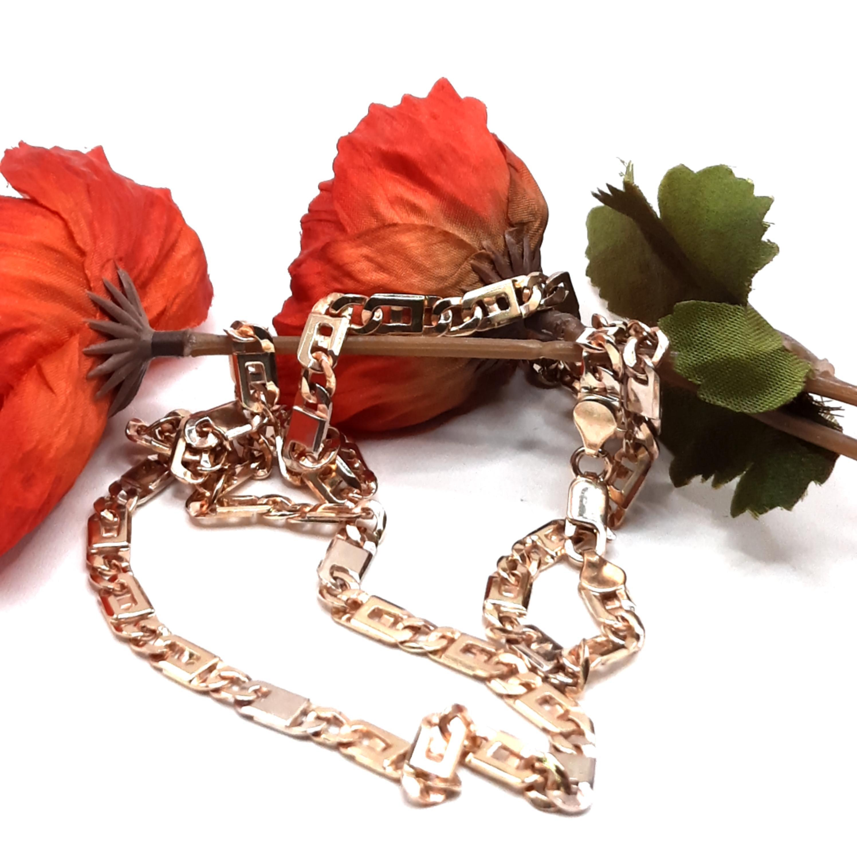 De Gouden Rolex 14kt, modelnummer BREA-0001157, is een prachtige gouden ketting van 14 karaat goud. Met een gewicht van 43,14 gram en een breedte van 5,2 mm, straalt deze halsketting luxe uit. Ideaal om solo te dragen voor een elegante look of te combineren met andere sieraden voor een moderne, gelaagde stijl.