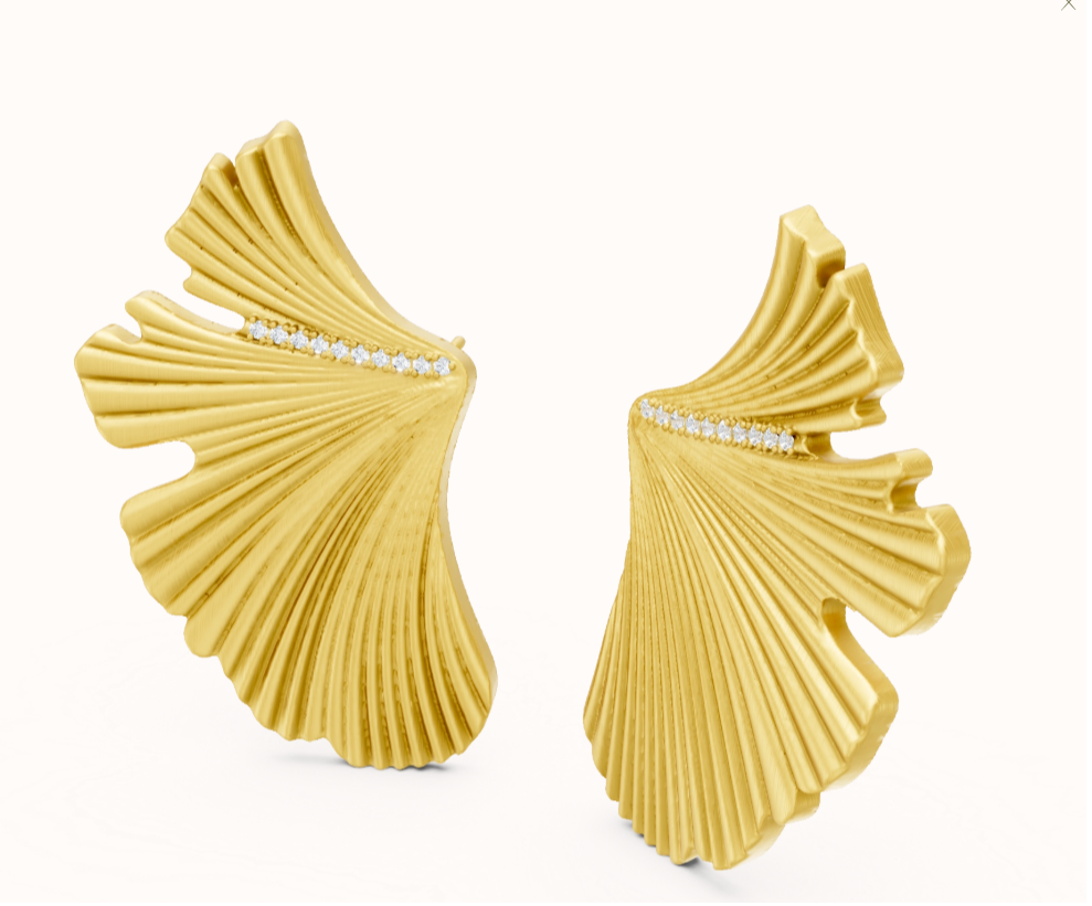 Een fanfare van licht en vorm, deze sculpturale waaiervormige oorbellen zwaaien Naar buiten met een gevoel van beweging en straling. Ge&iuml;nspireerd door de pauwen majestueus display, hun geborstelde vorm is bestraat met een lijn van 10x handsets Diamanten &mdash; een glinsterende boog van intentie en zelfvertrouwen. Draag ze als een Onverschrokken uitdrukking van elegantie die niet om aandacht vraagt, maar natuurlijk beveelt het. 