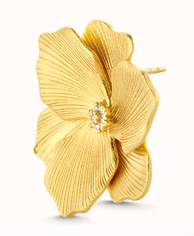 Een fijn gedetailleerde en gegraveerde jasmijnbloem, met een felglanzend diamanthart, handset in een rustieke geborstelde afwerking. Wat het seizoen ook is, deze ene dekhengst zal direct een uitbarsting van lentevreugde teweegbrengen. P.S.: Deze stud is er ook in een kleinere editie voor een wat ingetogen uitstraling of om met verschillende maten te spelen, wat je ook bevalt.