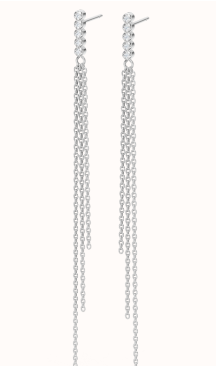 Deze oorbellen slaan de perfecte balans tussen elegantie en beweging Bevat een gestippelde lijn van 5x handset natuurlijke diamanten die een trio van diamanten verankeren kettingen die dansen in asymmetrische perfectie. Hun ritmische wiegen weerklinkt De gestructureerde schoonheid van de gelaagde veren van een pauw.