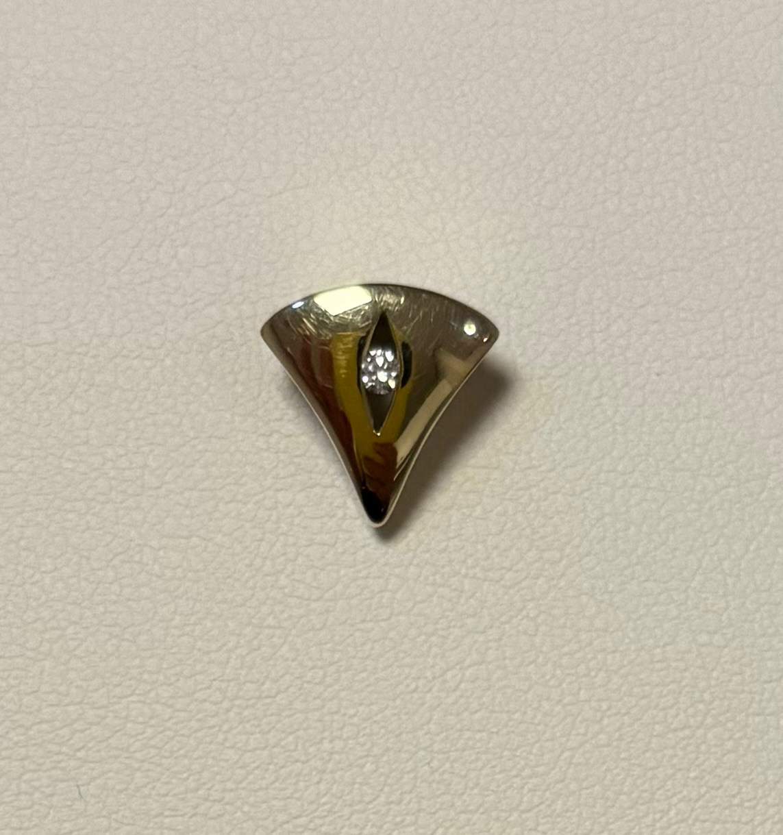 Hanger driehoek met briljant geslepen diamant