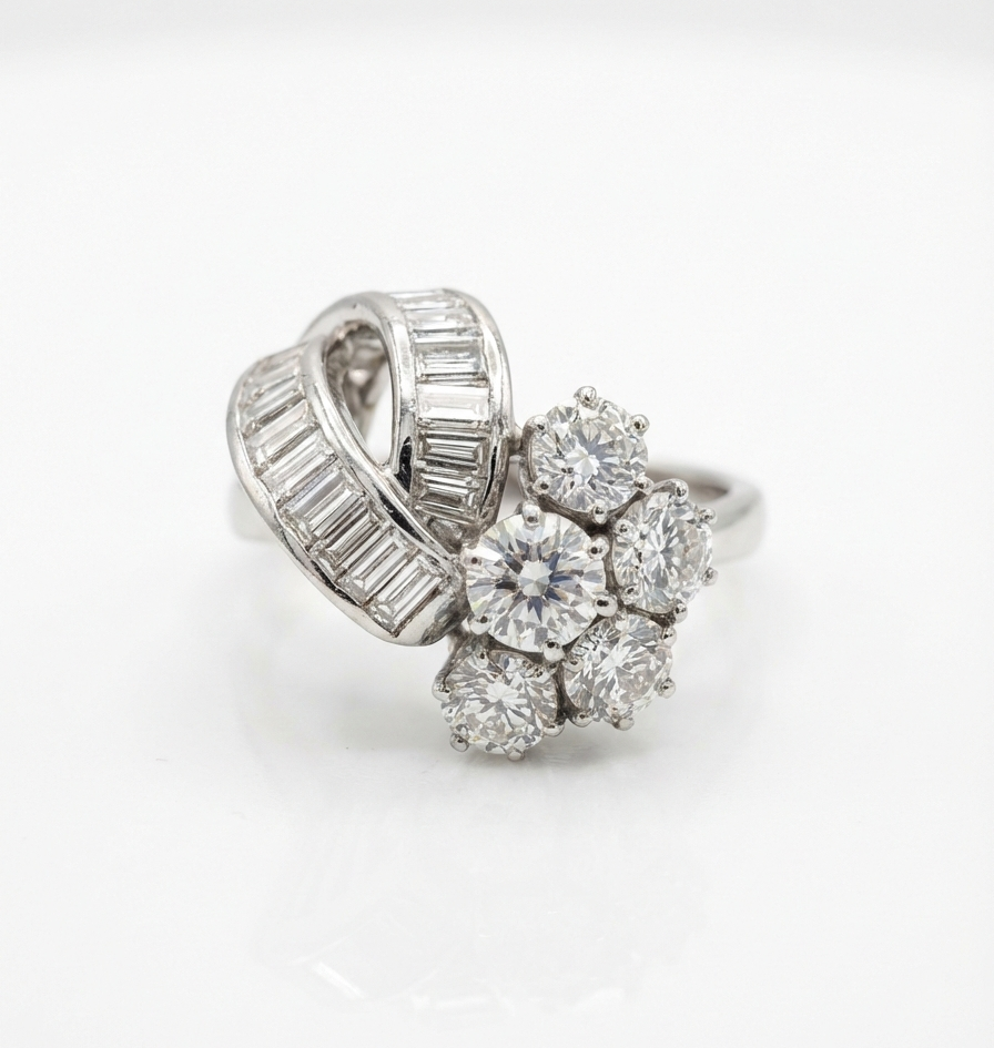 14 Karaats Wit Gouden Ring met ruim 1.5ct aan diamant in zowel baguette als briljant slijpsel.