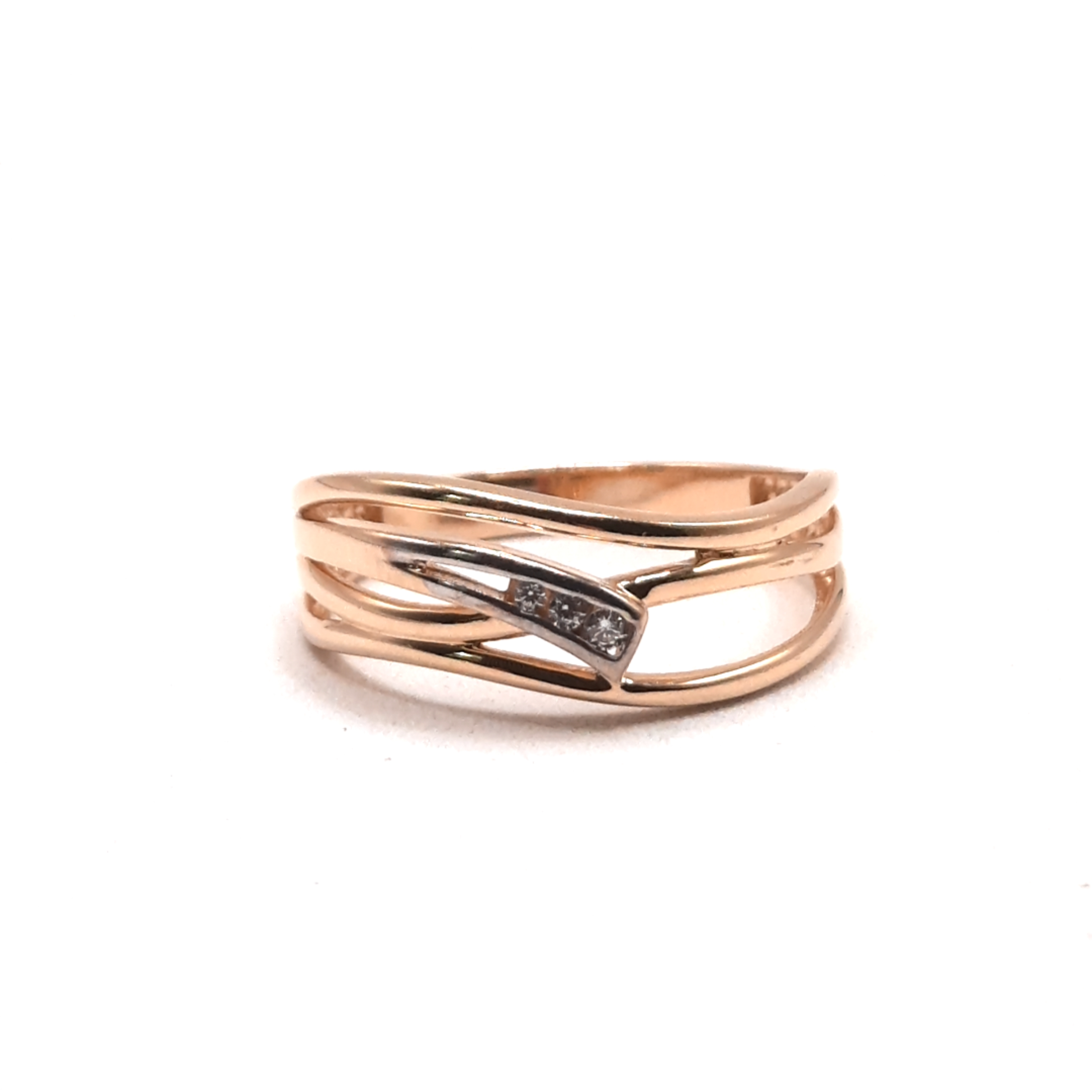 Onze damesring model 000208 van onbekend merk straalt elegantie uit door zijn 14-karaats gouden kleur en materiaal. Met een ringmaat van 54 is het een prachtige toevoeging aan elke sieradencollectie. Draag deze tijdloze ring op een speciale gelegenheid of dagelijks om uw outfit te verfraaien met een vleugje luxe. Perfect te combineren met andere gouden sieraden.