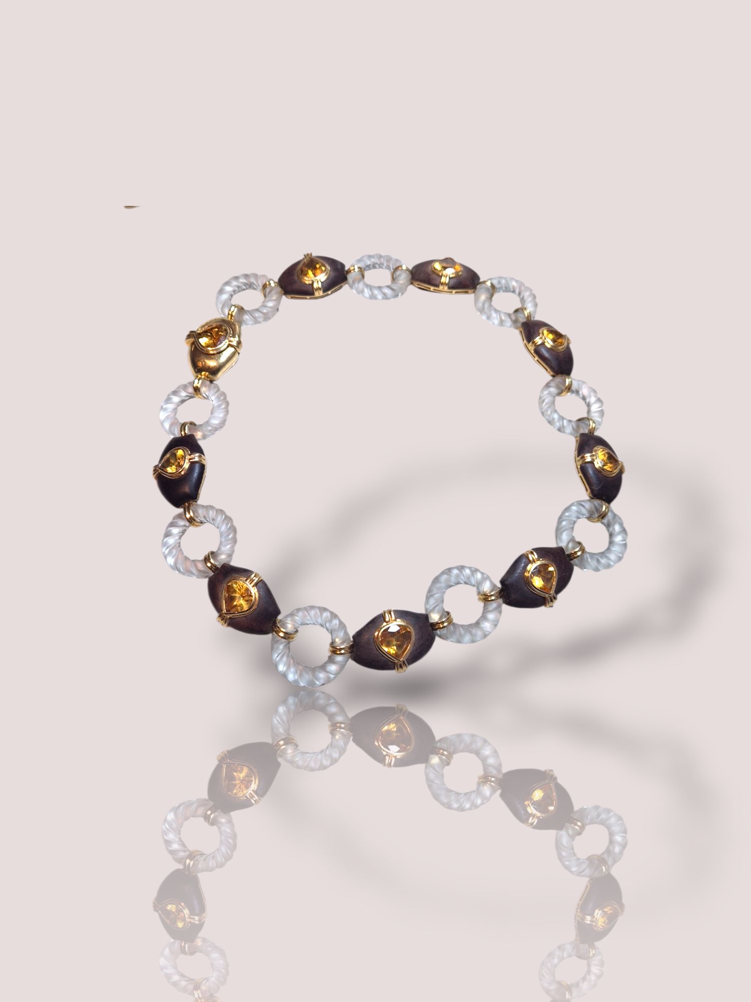 Dit Unieke vintage jaren '70 18k geel gouden collier met citrien en letterhout is een prachtig juweel meteen uniek design. Draag dit opvallende collier om je outfit een retro-chique uitstraling te geven. Perfect voor speciale gelegenheden of als statement piece bij een eenvoudige jurk of blouse. Een ware blikvanger in je juwelencollectie.

Het collier bevat gouden schakels gezet in letterhoud met daarin een citrien geplaatst. Een ongelofelijk schitterend stuk!