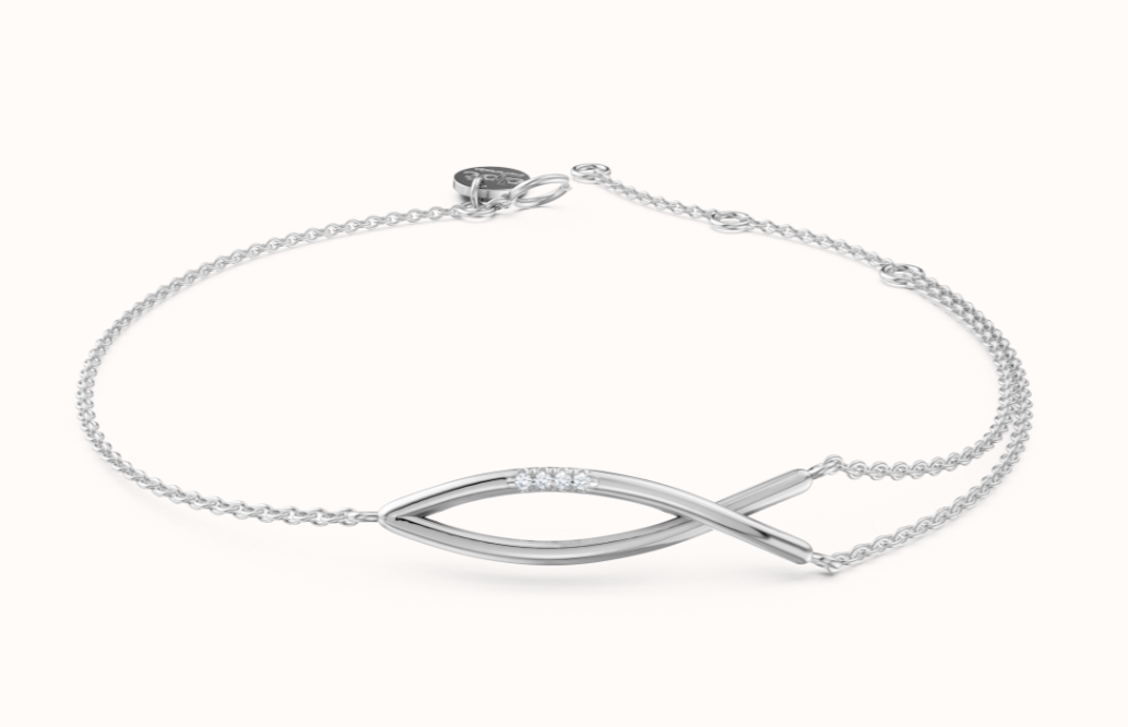 Een verfijnde uiting van balans en harmonie. Onze Mariel-armband heeft kenmerken twee slanke staven die elkaar kruisen in een sierlijke X, geaccentueerd met 4x fijne diamanten In het midden. Elegant, uniek en vol stille kracht.