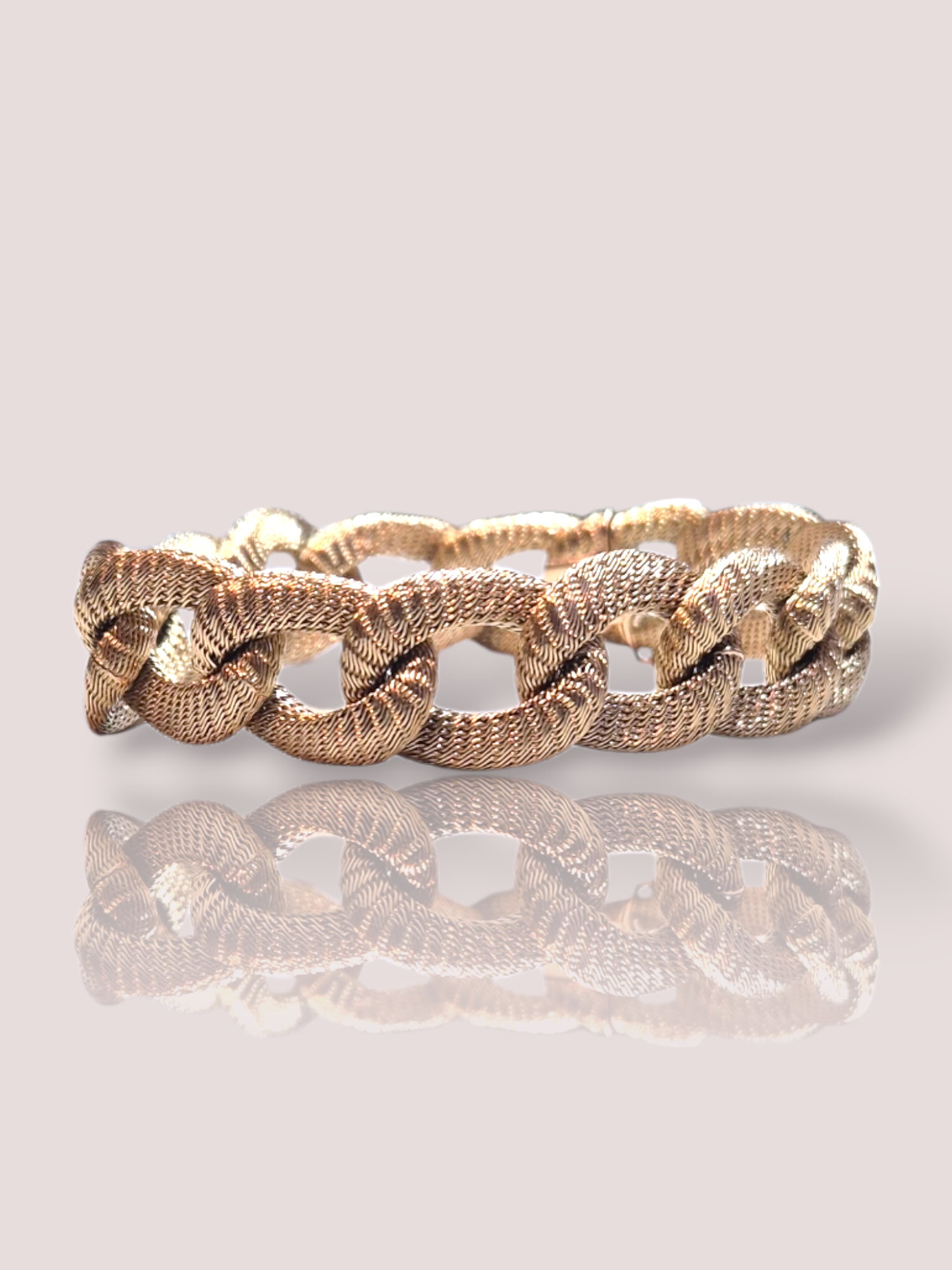 Deze Vintage 18k geel gouden schakel mesh armband is een verfijnd sieraad dat elegant het polsgewricht omarmt met zijn delicate mesh gevlochten ontwerp. Ideaal voor zowel dagelijkse als formele gelegenheden, voegt het een vleugje luxe toe aan elke outfit. Draag het solo voor subtiele elegantie of combineer met andere gouden sieraden voor een gelaagd effect.

Een schitterend tijdloos juweel met een lengte van 21,5 cm en een breedte van 1,5 cm.