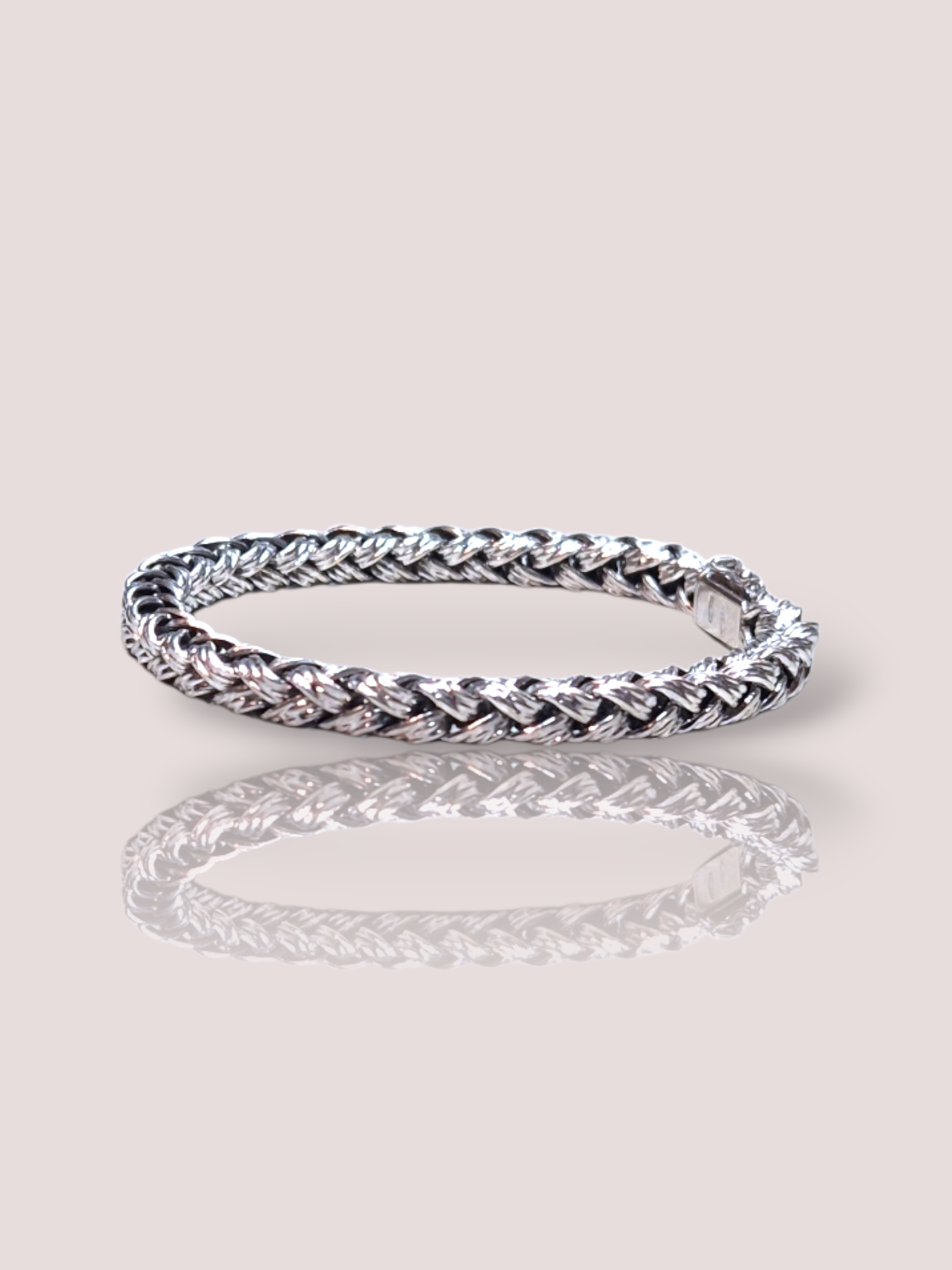 De Vintage 18k witgouden gevlochten armband is een prachtig sieraad van witgoud. Het gevlochten ontwerp geeft een elegante en tijdloze uitstraling. Deze armband is perfect om iedere dag te dragen, zowel casual als formeel. Combineer het met andere witgouden sieraden voor een samenhangende look. Voeg luxe toe aan je dagelijkse stijl. 

De armband is 19 cm lang en weegt bijna 40 gram, waardoor het prachtig op de pols blijft liggen! 