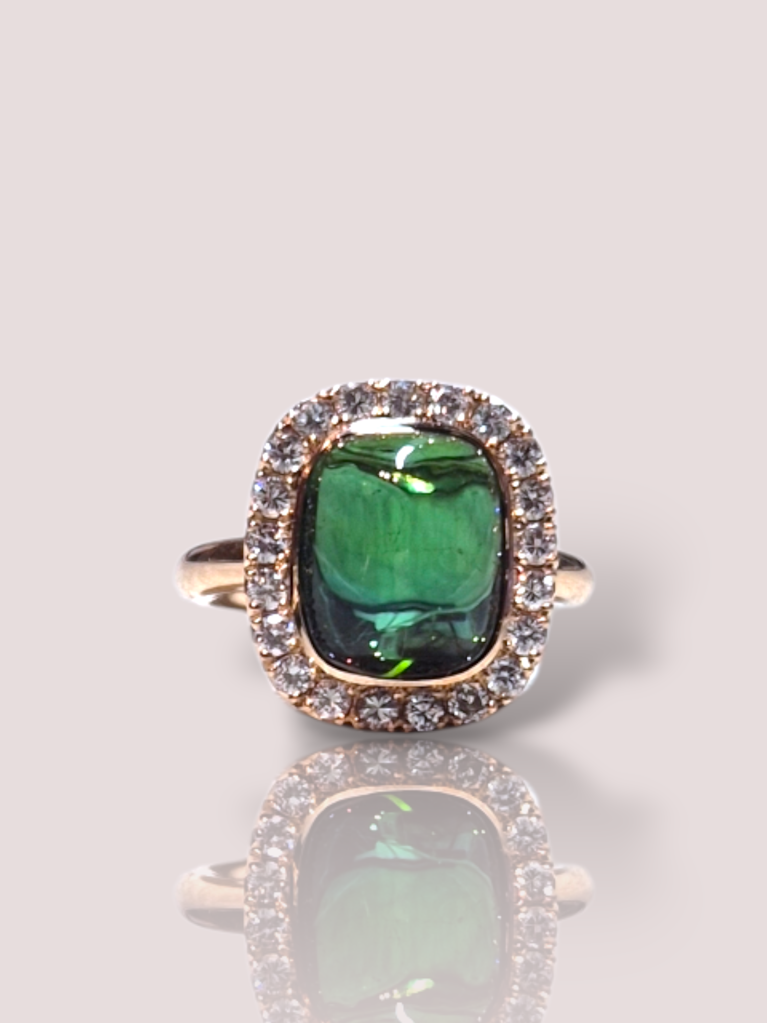 De Schitterende 18k ros&eacute; gouden ring bevat een cabochon geslepen toermalijn omringd door diamanten van in totaal 0,75ct. Deze luxe ring combineert elegantie met verfijning. Draag hem solo voor een subtiele uitstraling of combineer met andere juwelen voor extra glamour. Perfect voor speciale gelegenheden of als dagelijks statement. Voeg deze prachtige ring toe aan je collectie en schitter als nooit tevoren.

De kwaliteit van de diamanten is F-G VS en de toermalijn heeft een gewicht van maar liefst 9ct.