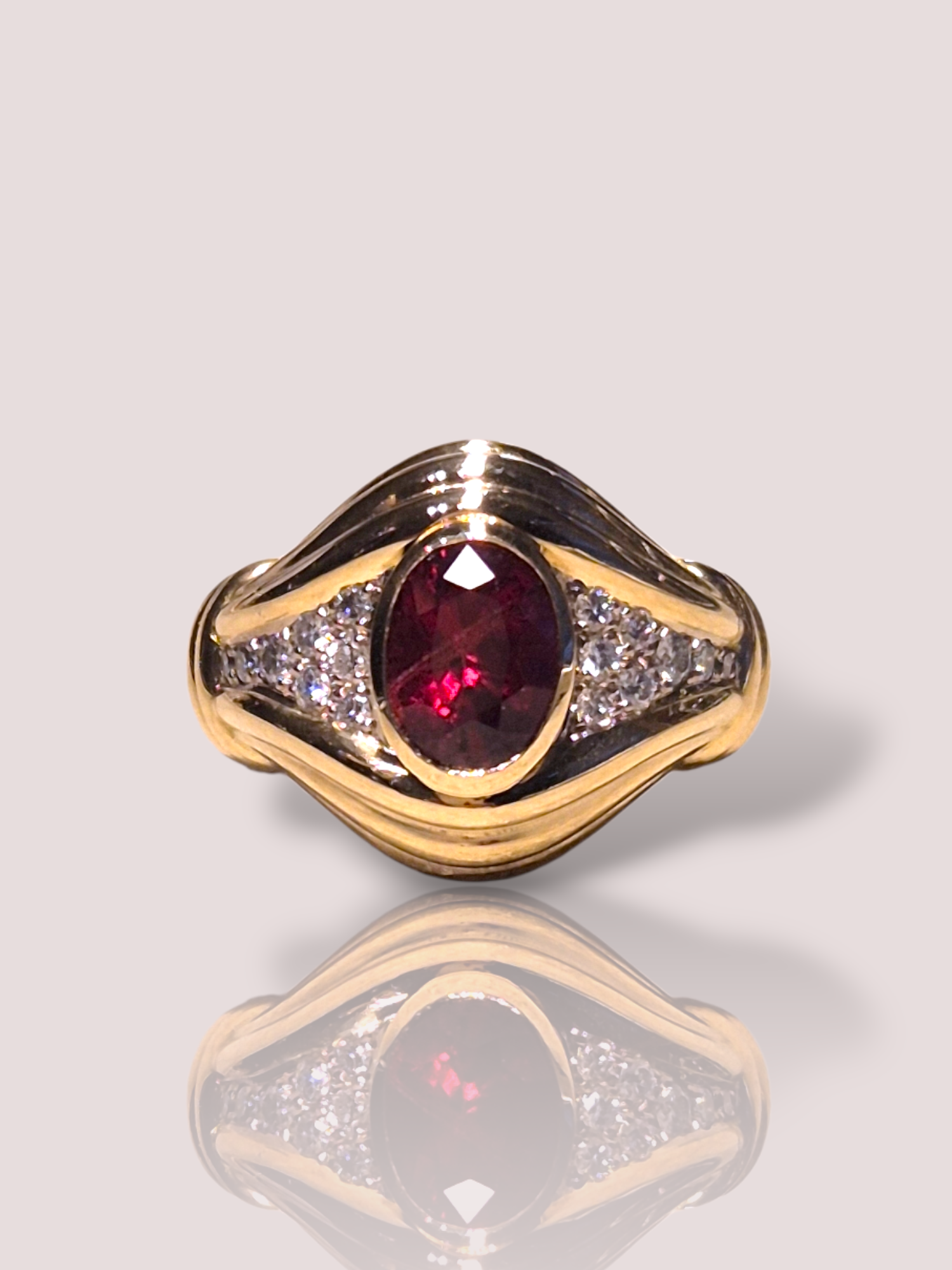 De Vintage 18k geelgouden ring met Birma Spinel en diamanten, is een prachtige juweel compleet met een stralende spinel uit Birma, geflankeerd door schitterende diamanten. Deze elegante ring kan solo gedragen worden voor een verfijnde uitstraling of gecombineerd met andere sieraden voor een glamoureuze look. Perfect voor elke speciale gelegenheid.

De ring is mooi zwaar uitgevoerd en heeft een hoogte van 1,8 cm, de spinel is 9 bij 5 mm en heeft een prachtige diep rode kleur.