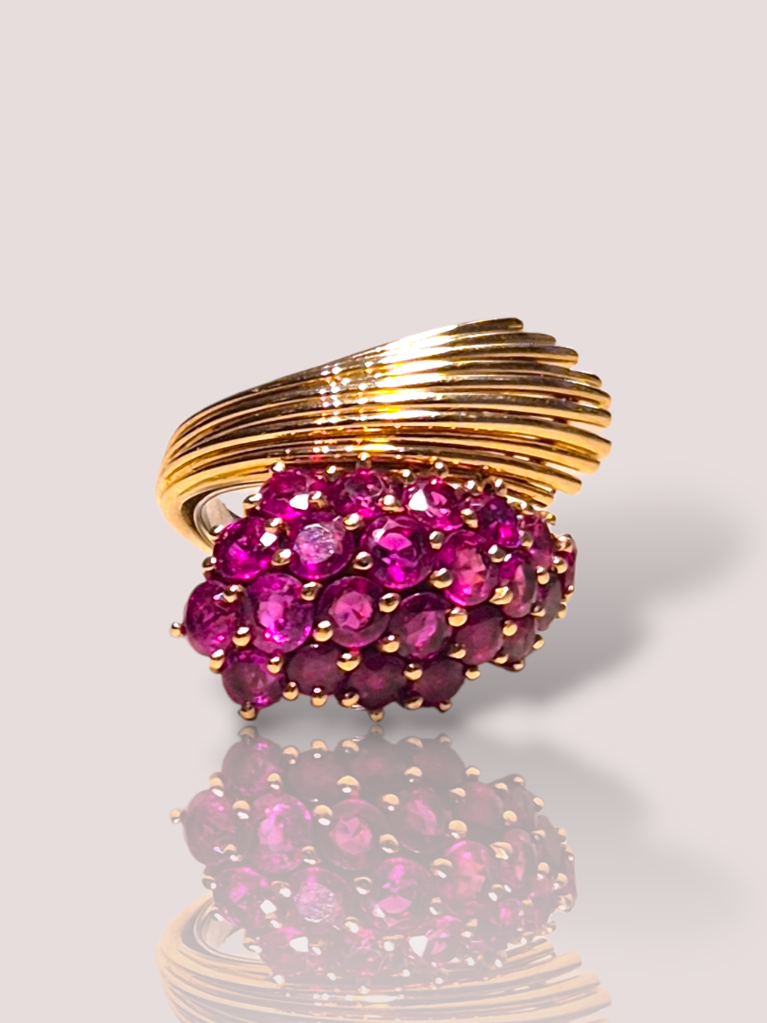 Deze vintage 18k geelgouden cocktailring uit de jaren '70 is versierd met schitterende robijnen. Ideaal voor speciale gelegenheden of een avondje uit. Draag hem als statement sieraad aan je ringvinger voor een elegante en klassieke uitstraling. Perfect te combineren met een elegante jurk of een stijlvolle avondoutfit.

De ring is op het breedste punt 2,5 cm wat over de vinger valt. 