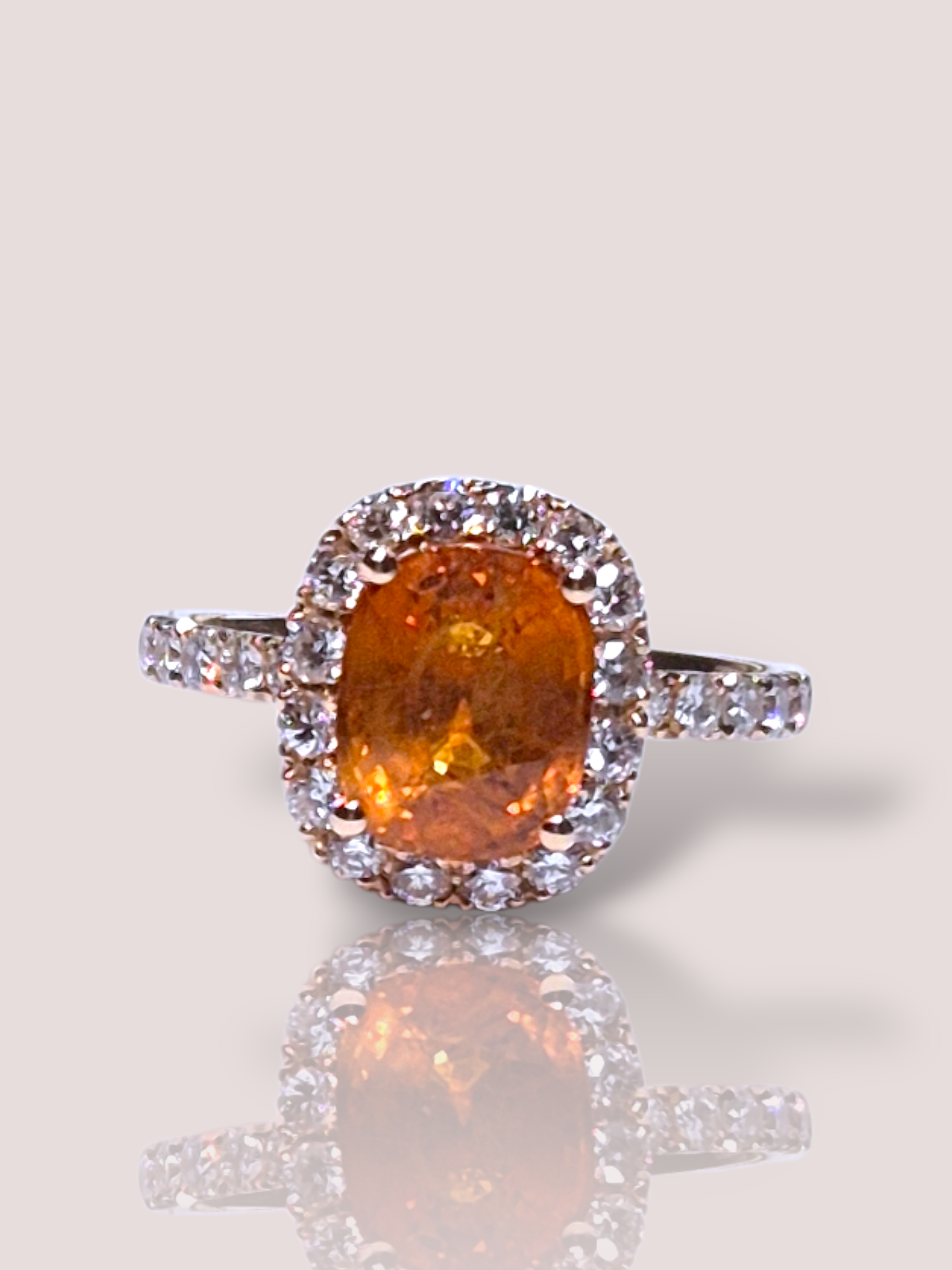 De Schitterende 18k geel gouden ring met oranje saffier en diamanten, straalt luxe en elegantie uit. Deze prachtige ring combineert de warmte van geel goud met de levendige kleur van de oranje saffier, verfraaid met sprankelende diamanten. Draag deze ring als een opvallend statementstuk voor speciale gelegenheden of als dagelijkse luxe accessoire om uw stijl compleet te maken.

De saffier is 3,38ct en de diamanten zijn samen goed voor 0,80ct.