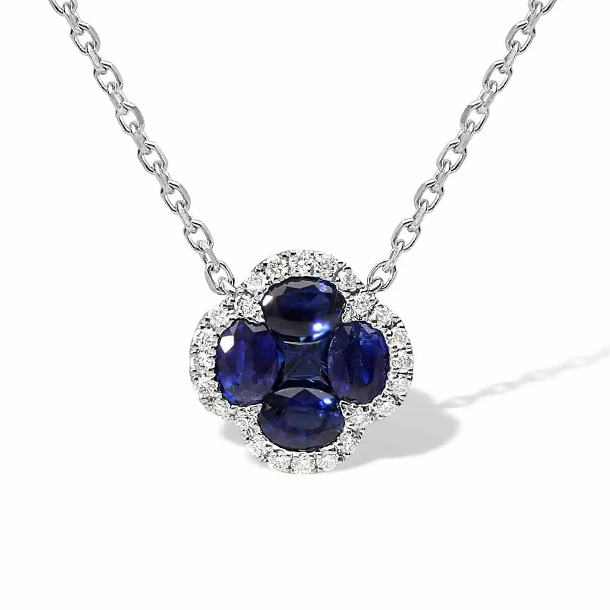 18kt. Witgouden collier, 24-0.09G/Si + 5-0.66Saffier, 42-45cm